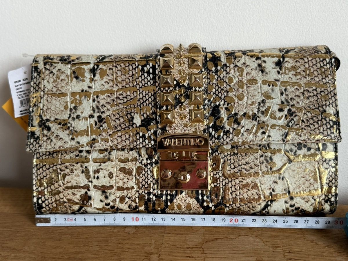 Valentino Valentino stunning clutch . Orig. price $895 Size ONE SIZE - 1 Thumbnail