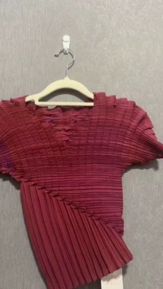 Issey Miyake Issey Miyake Red pleated short-sleeved shirt Size M / US 6-8 / IT 42-44 - 1 Thumbnail