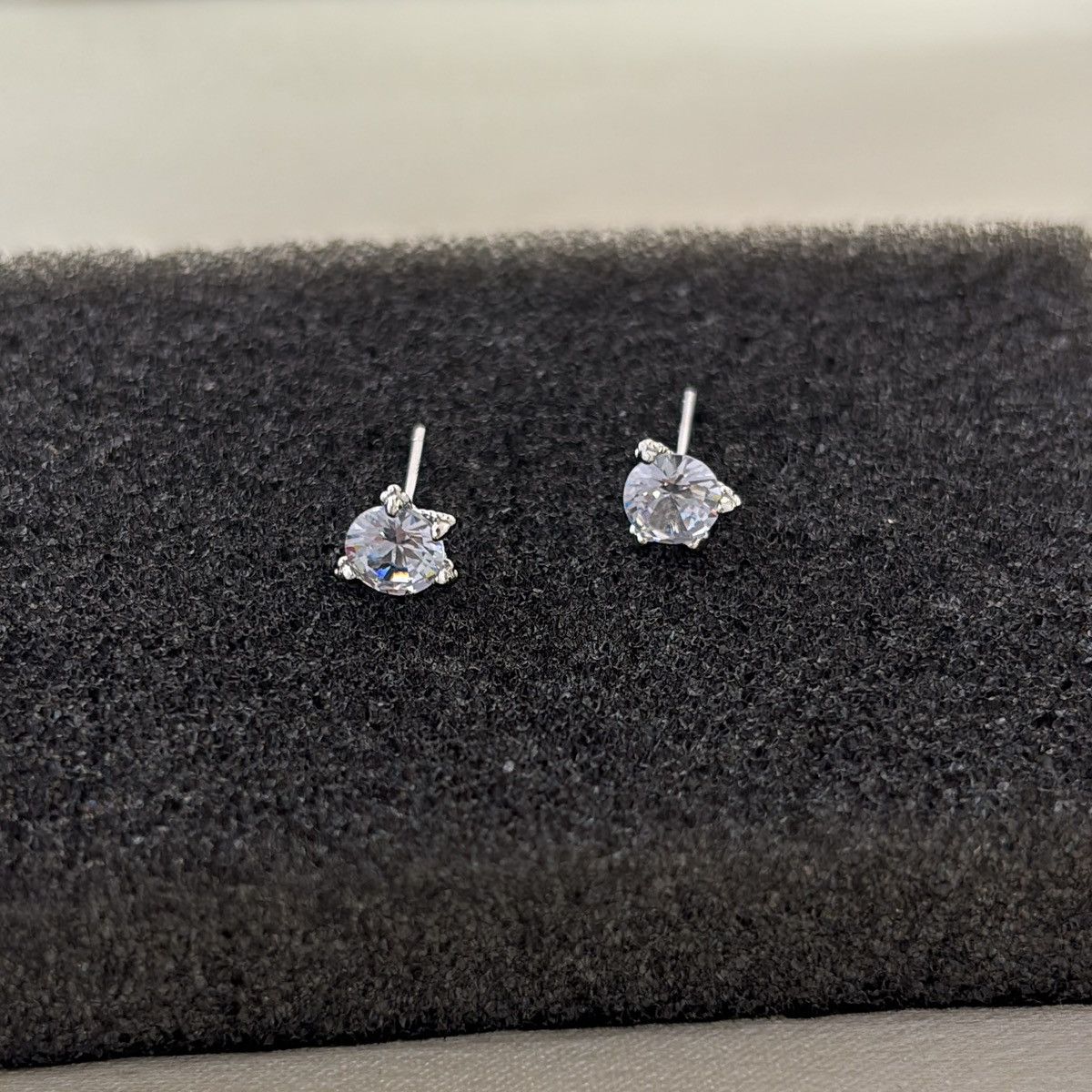 Other 6mm Dragon Claw CZ Stud Earrings for Men Women Streetwear Size ONE SIZE - 1 Thumbnail