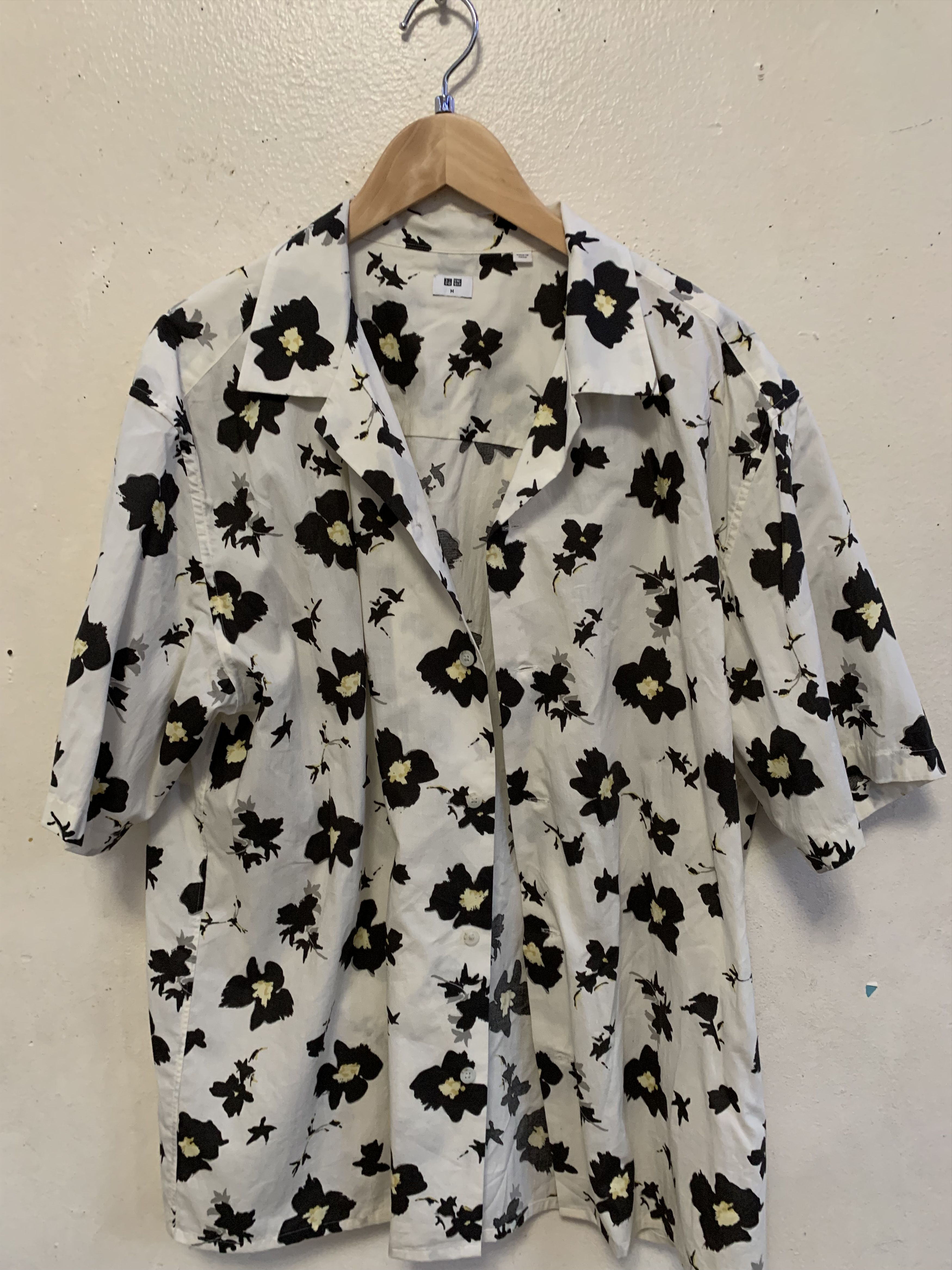 Uniqlo UNIQLO Black Flowers Button Down Shirt ⊛ OFFWT/YLW/BLK ⊛ New Size US M / EU 48-50 / 2 - 3 Thumbnail