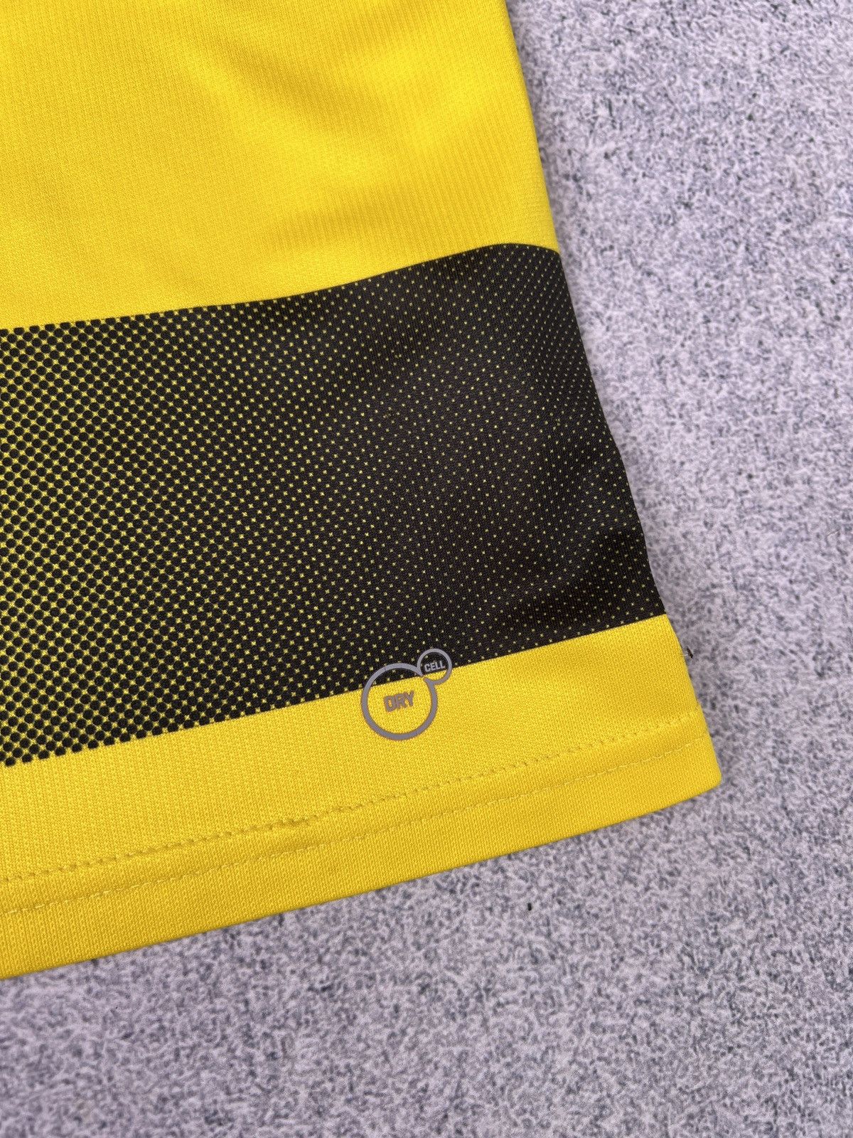 Puma × Vintage Borussia Dortmund Home Kit 17/18 Size US L / EU 52-54 / 3 - 7 Thumbnail