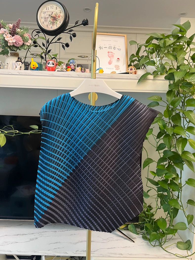 Issey Miyake Issey Miyake size:3 Black and blue striped short-sleeved t Size XS / US 0-2 / IT 36-38 - 1 Thumbnail