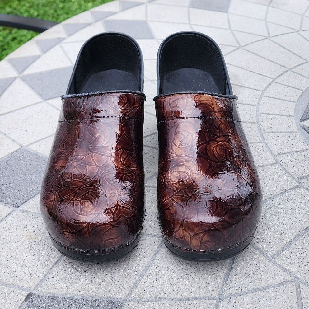 Designer SANITA Floral Embossed Tooled Patent Leather Danish Clogs 42 Size US 11 / IT 41 - 2 Thumbnail