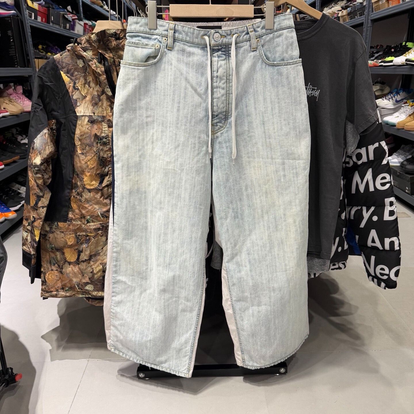 Balenciaga Balenciaga Baggy Indigo Patchwork Jeans Size 32" / US 10 / IT 46 - 1 Thumbnail