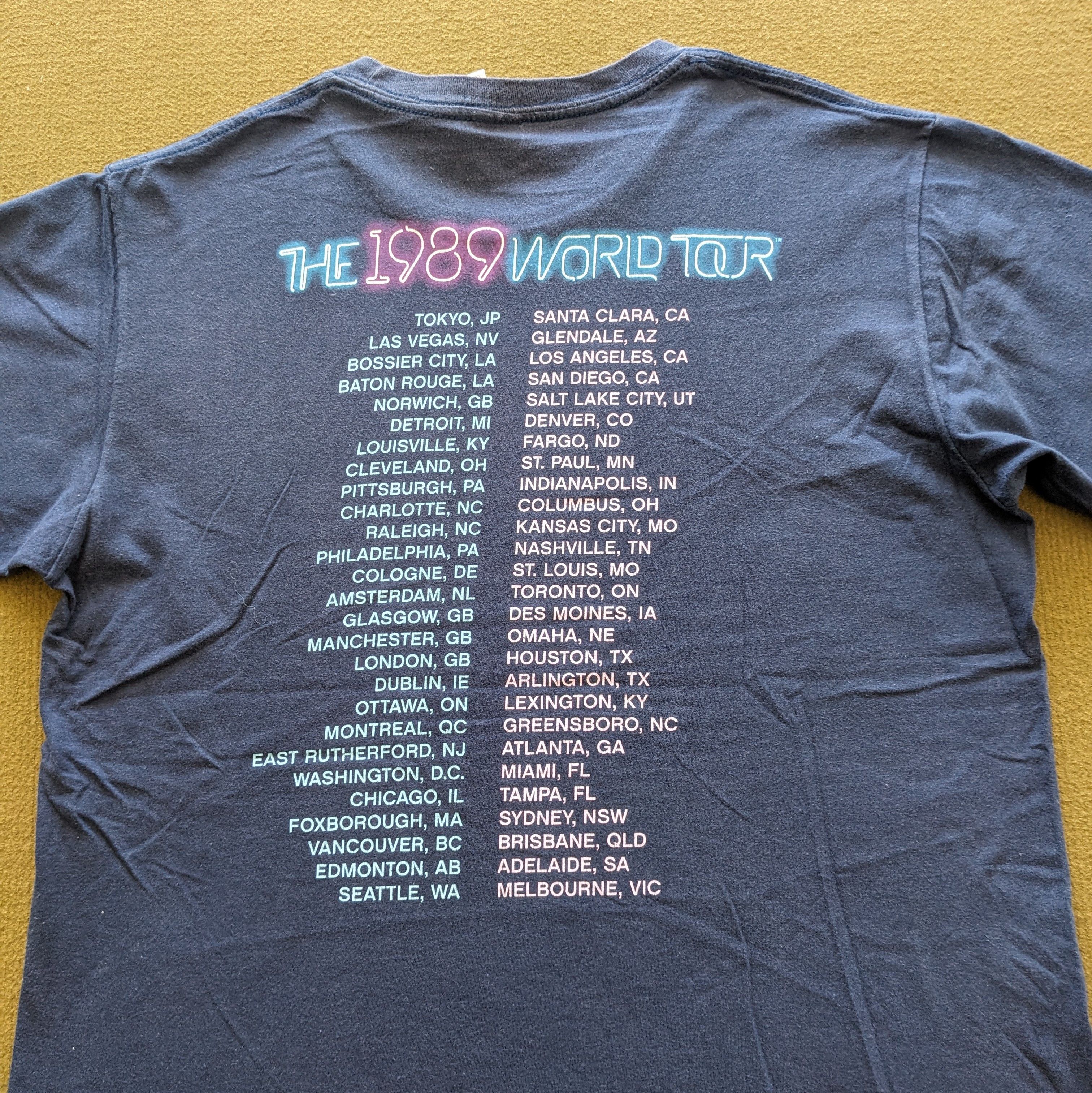 Band Tees Vintage TAYLOR SWIFT 1989 Tour Singer T-shirt Size US M / EU 48-50 / 2 - 4 Thumbnail