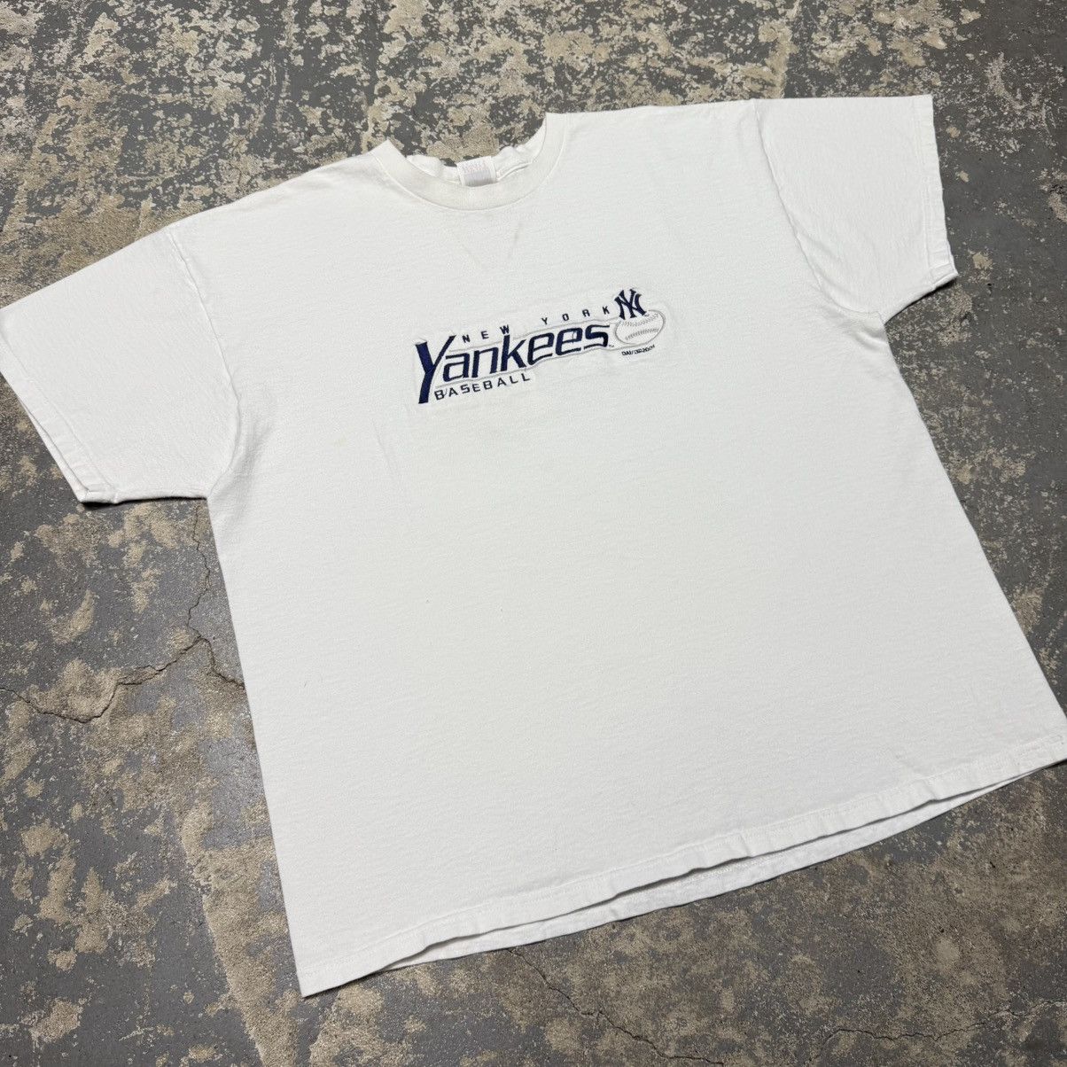 Vintage Vintage New York Yankees White 2001 Tshirt Size US XXL / EU 58 / 5 - 9 Thumbnail