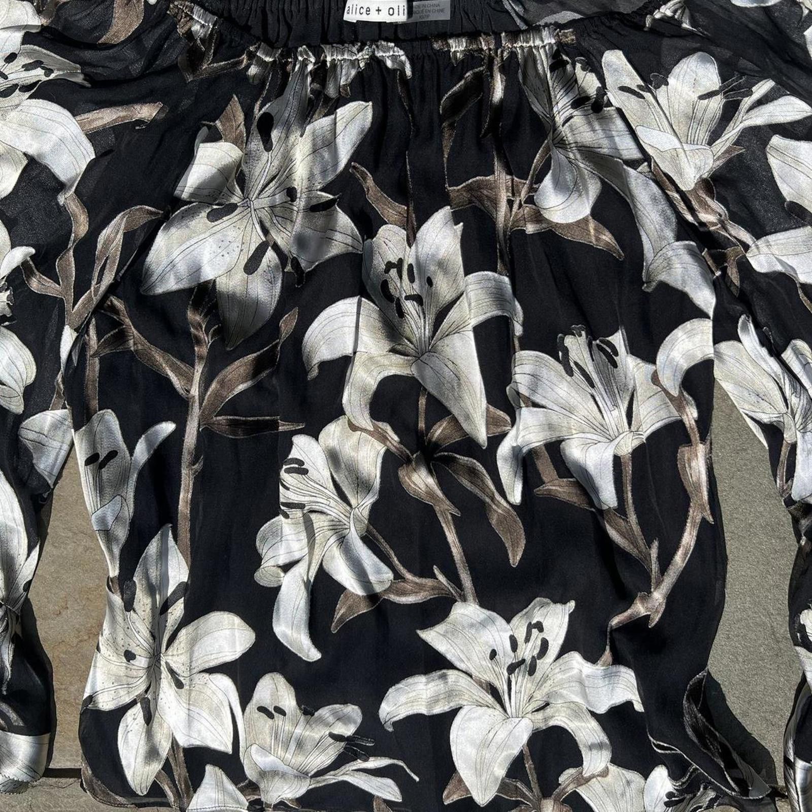 Alice + Olivia Alice + Olivia Silk Blend Ardelia Floral Off Shoulder Blouse Size XS / US 0-2 / IT 36-38 - 2 Thumbnail