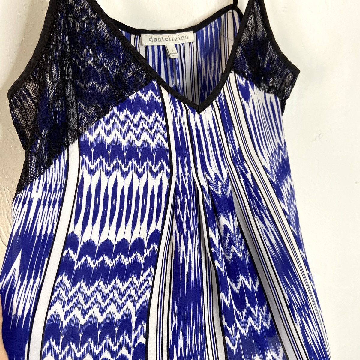 Other Flowy Silky Blue and White Patterned Lace Detail Top S Size S / US 4 / IT 40 - 4 Thumbnail