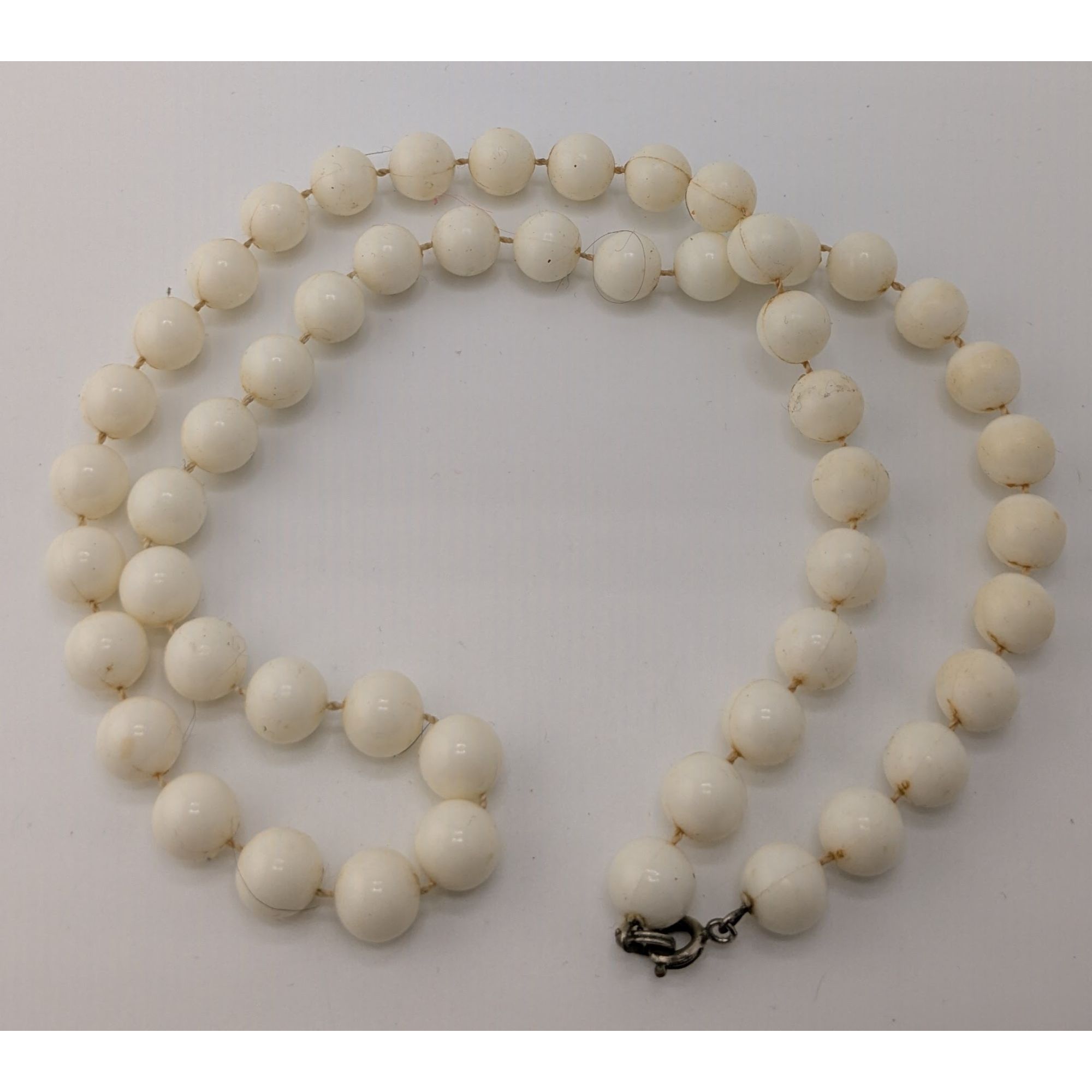 Other Vintage Retro White Beaded Necklace With Spring Ring Clasp Size ONE SIZE - 5 Thumbnail