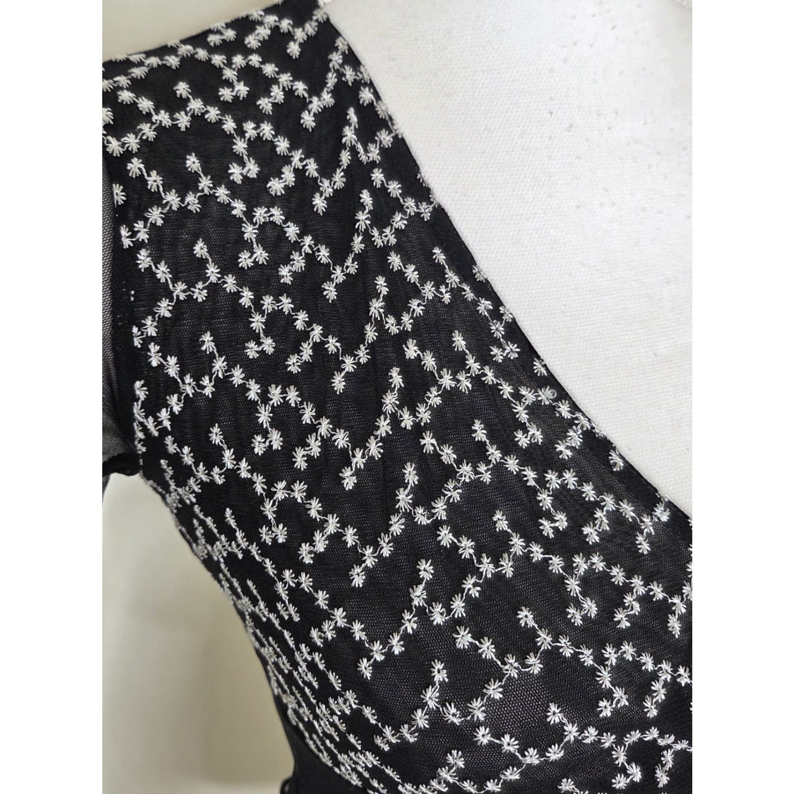 Vintage VINTAGE Y2k Black Sheer Crop Top Floral Embroidered Short Sleeve V Neck Wrap XS Blouse Womens Size XS / US 0-2 / IT 36-38 - 3 Thumbnail