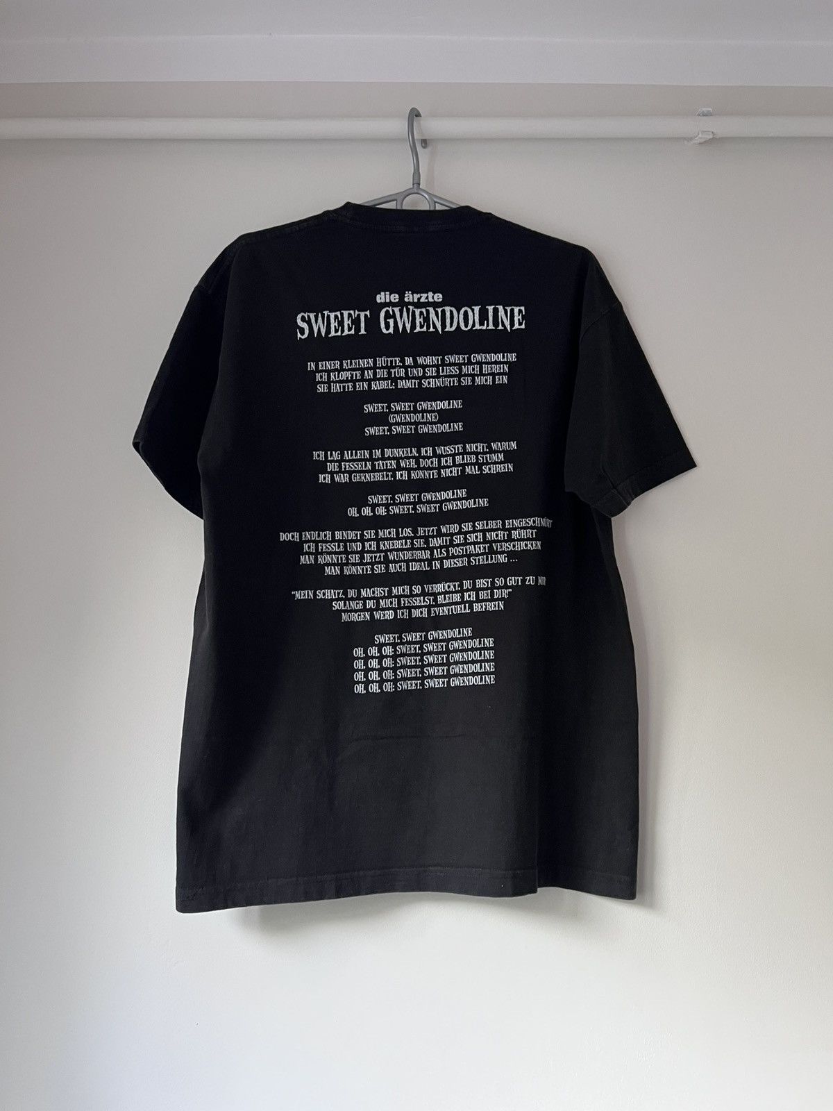 Band Tees Die Ärzte Sweet Gwendoline Vintage 1986 Graphic T-Shirt Size US L / EU 52-54 / 3 - 10 Thumbnail