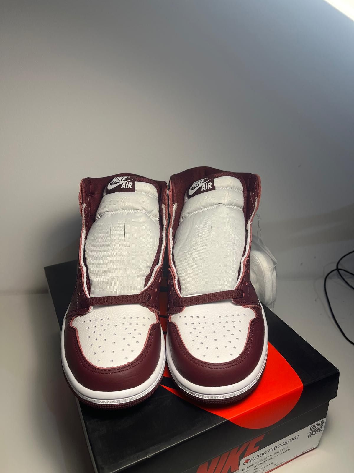 Nike Jordan 1 Retro High OG Bordeaux 40.5 Size US 7.5 / EU 40-41 - 2 Thumbnail