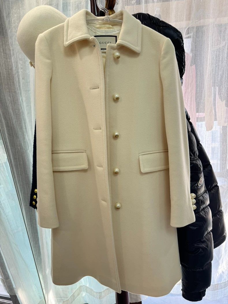Gucci Gucci Size 36 White pearl button coat Size US S / EU 44-46 / 1 - 1 Thumbnail