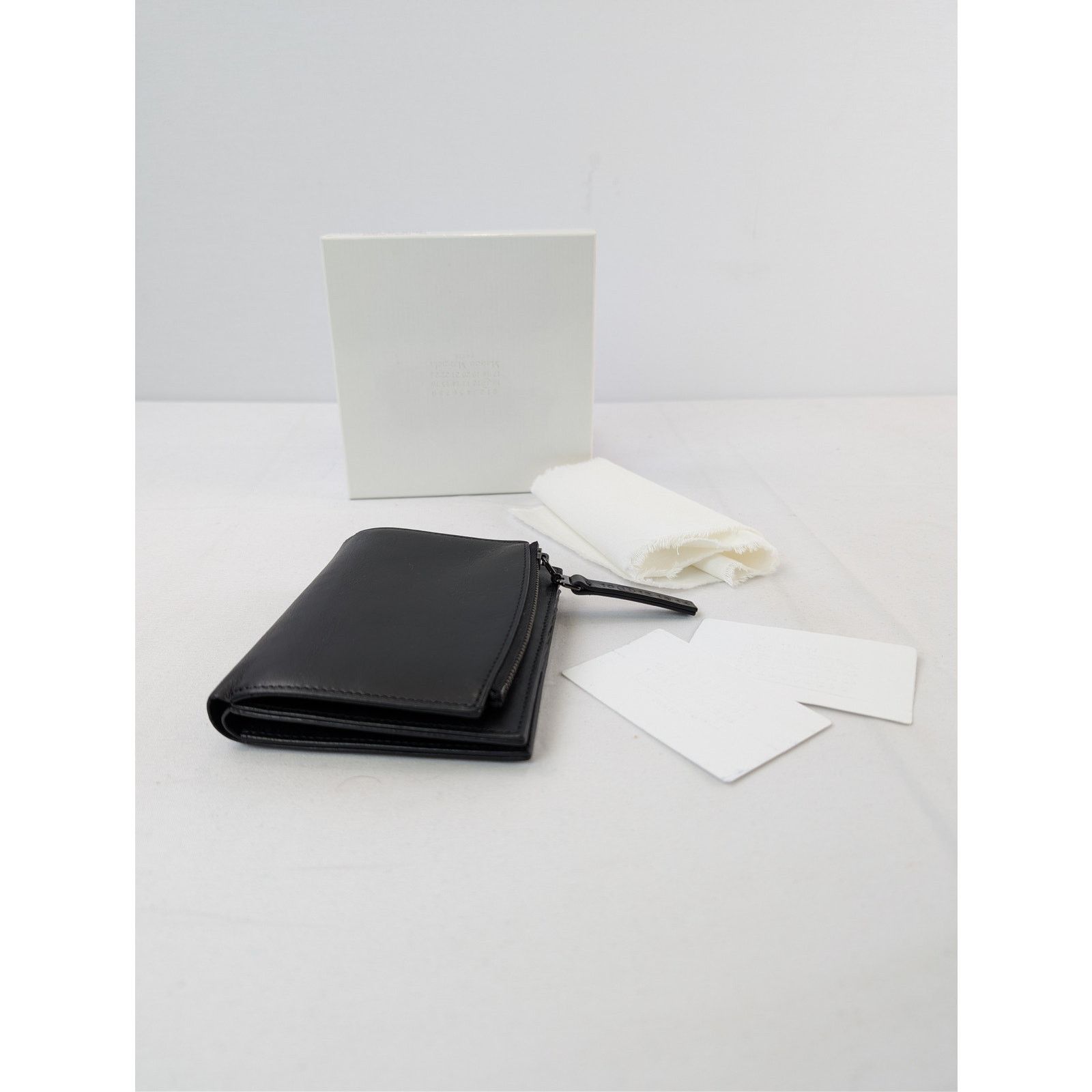 Maison Margiela o1rshd1 Size: OS / Bi-Fold Wallet Zippered / Multiple Slots Size ONE SIZE - 13 Thumbnail