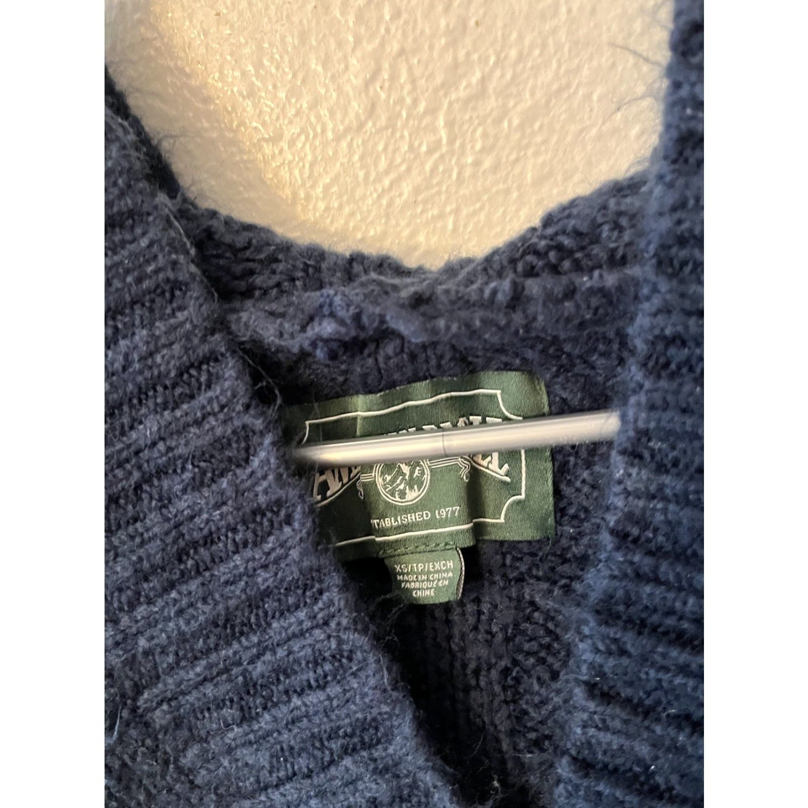 American Eagle Outfitters American Eagle Outfitters Navy Blue Cropped Hoodie Sweater Women's XS Size XS Pullover Womens Items: Pre-owned Luz Size XS / US 0-2 / IT 36-38 - 2 Thumbnail