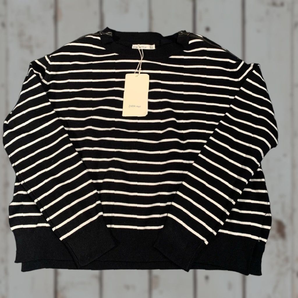 Zara VINTAGE not specified; Zara knit Black and White Striped Sweater Medium Women Pullover M Black Striped Knit Sweatshirt Zara White Black M Adult Women Size M / US 6-8 / IT 42-44 - 1 Thumbnail