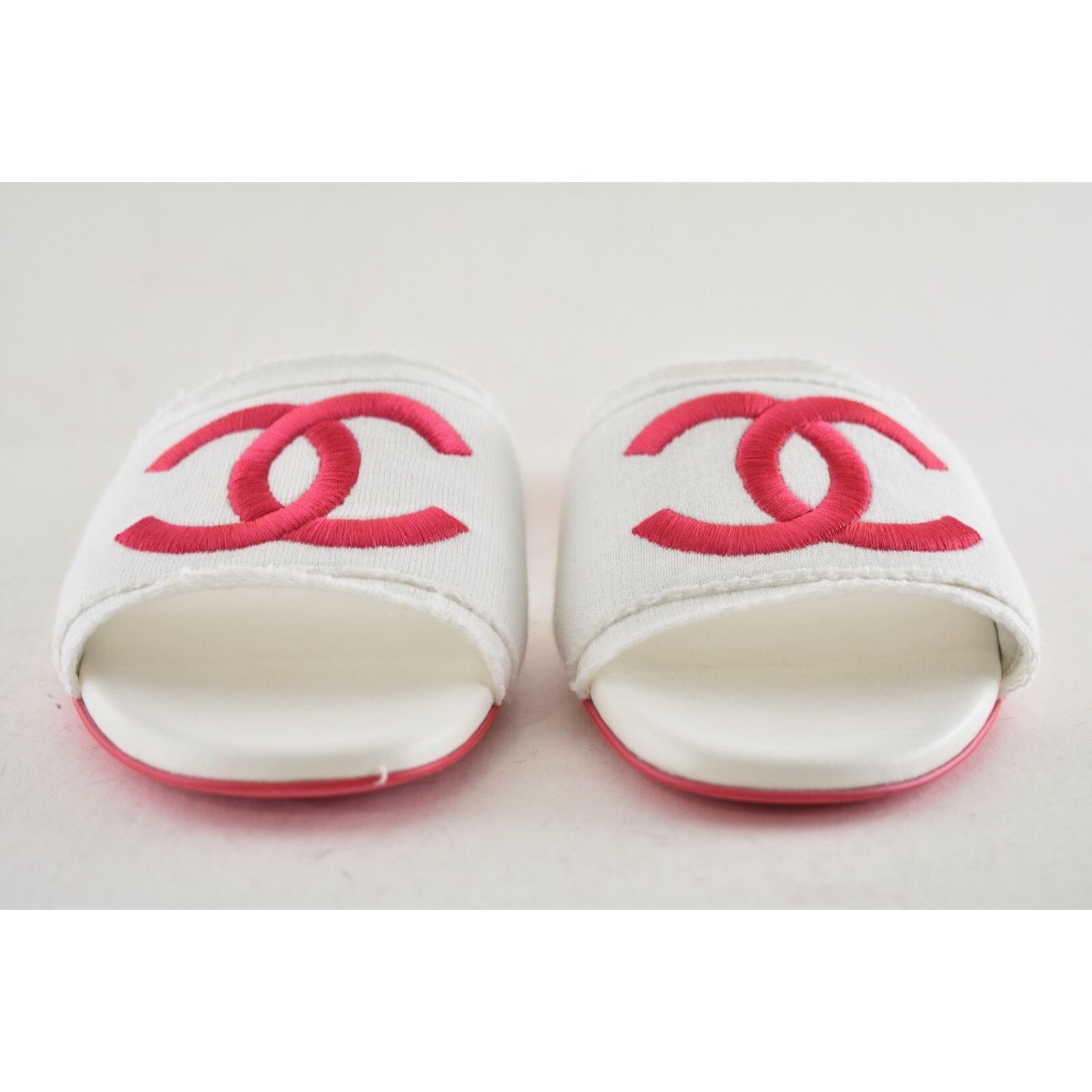 Chanel Chanel 24C White Fuchsia Pink CC Logo Fabric Knit Mule Size US 8.5 / IT 38.5 - 7 Thumbnail