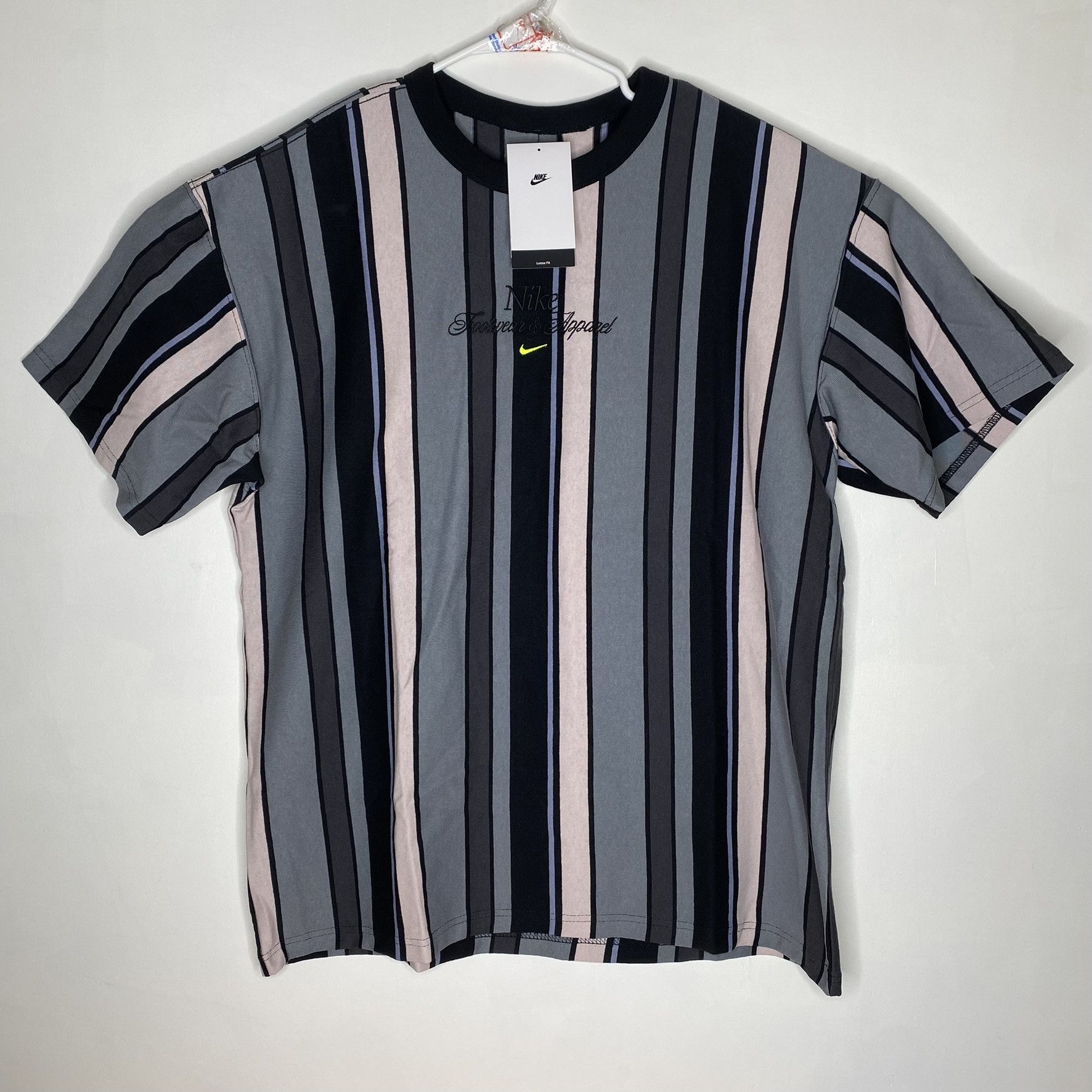Nike Nike Footwear Apparel Stripped T-Shirt HJ0616-010 Size US L / EU 52-54 / 3 - 1 Thumbnail