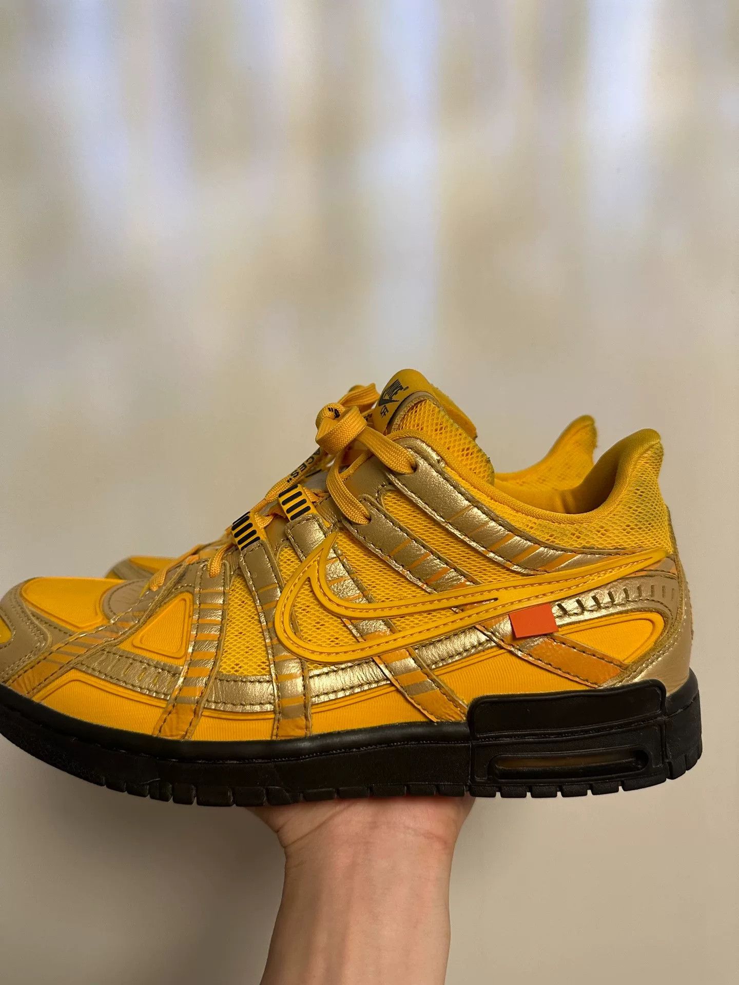 Off-White Off-White x Nike Rubber Dunk University Gold Size US 9.5 / EU 42-43 - 1 Thumbnail