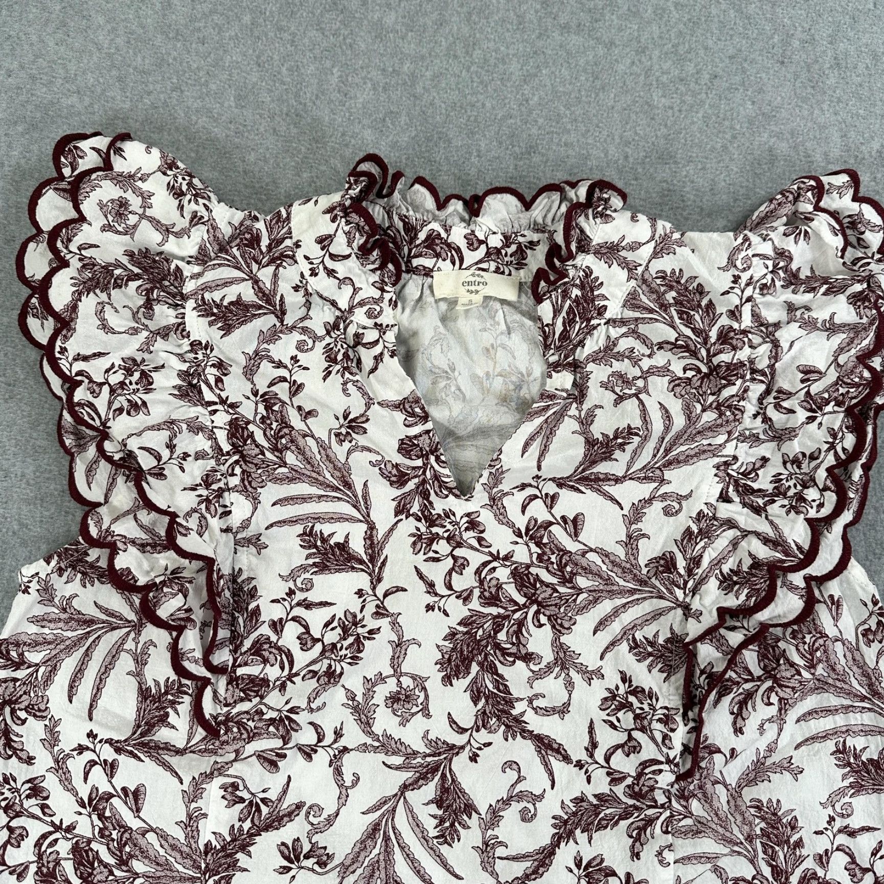 Vintage Entro Blouse Womens Small White Burgundy Floral Ruffle V Neck Sleeveless Top Size S / US 4 / IT 40 - 4 Thumbnail