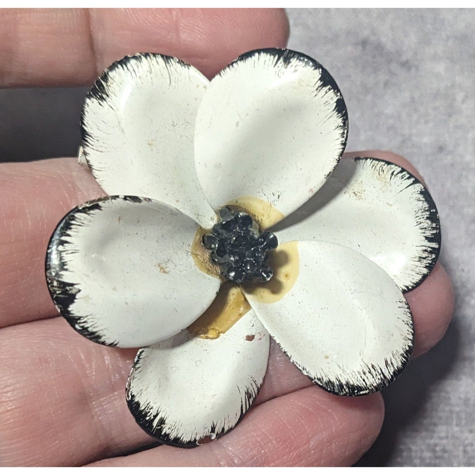 Other Vintage Metal Black And White Floral Brooch Size ONE SIZE - 7 Thumbnail