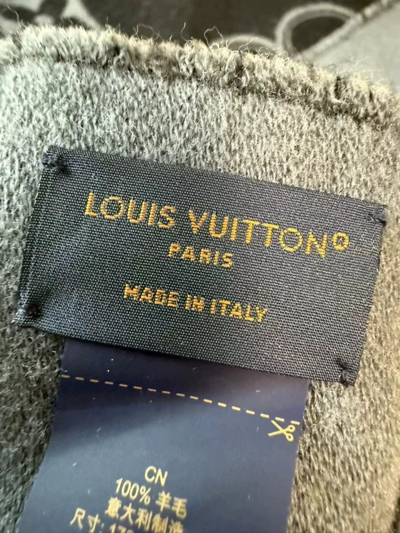 Louis Vuitton Louis Vuitton Vivian's Old Flower Cashmere Scarf Size ONE SIZE - 8 Thumbnail