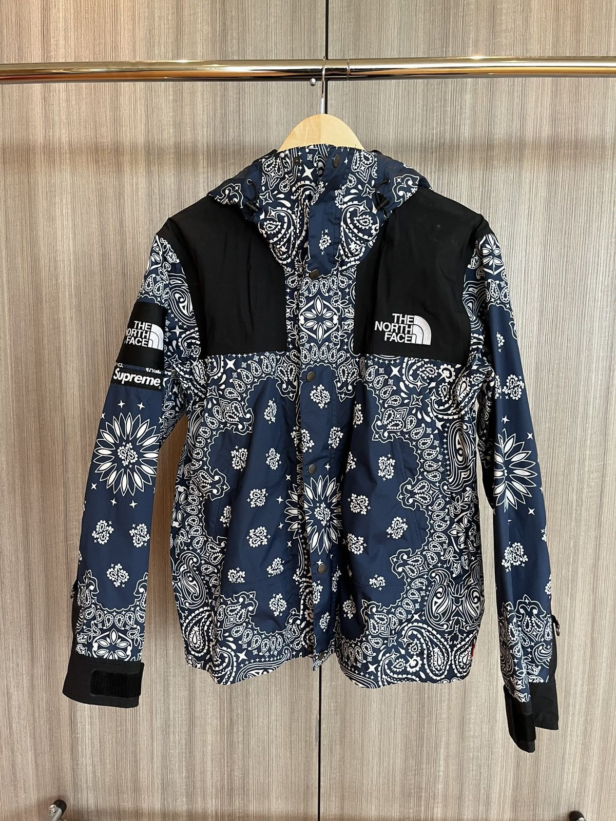 Supreme × The North Face Supreme x TNF Blue Bandana Mountain Jacket Size US M / EU 48-50 / 2 - 1 Thumbnail