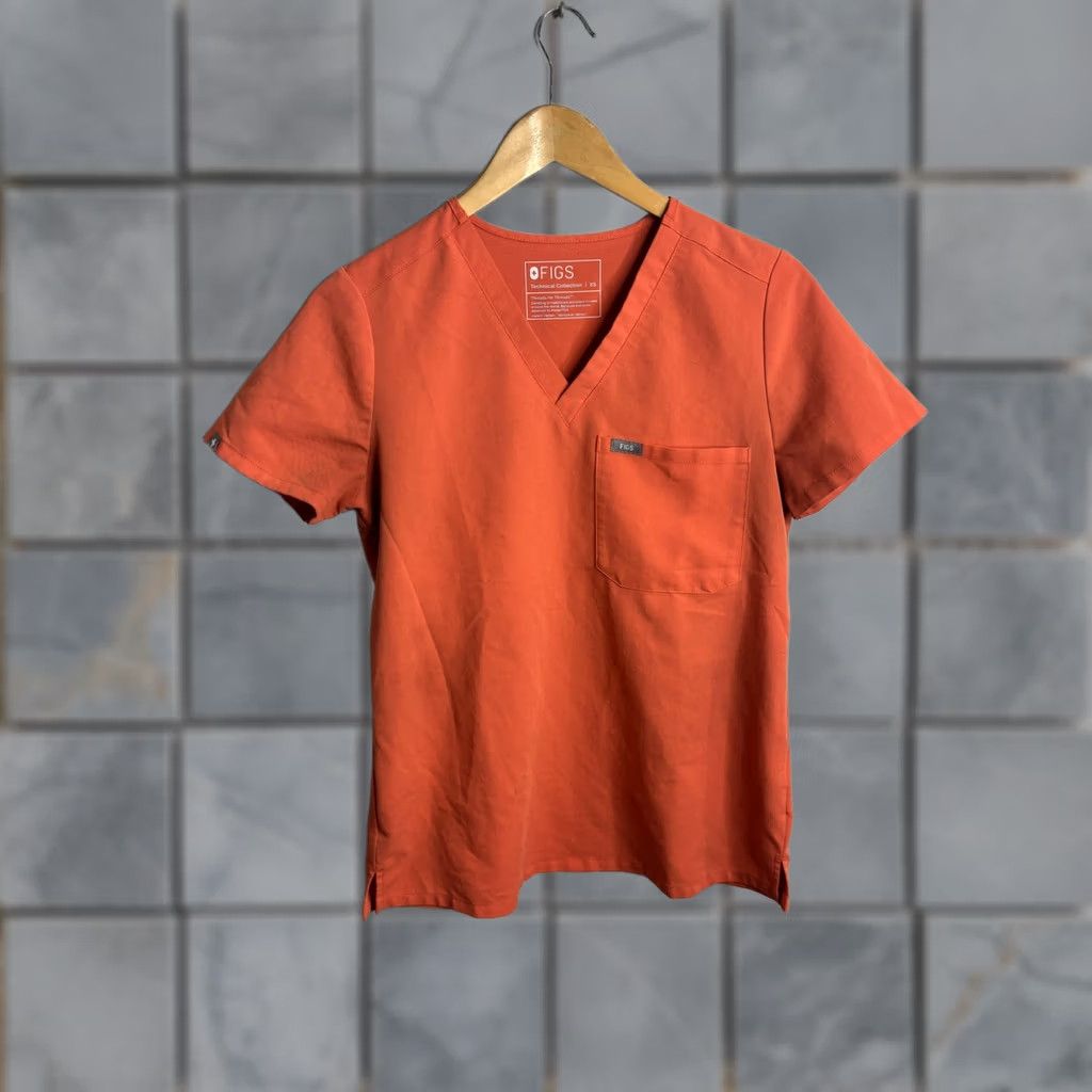 Vintage Figs Scrub Top Womens XS Orange V Neck Technical Collection Pocket FW1000 Size XS / US 0-2 / IT 36-38 - 1 Thumbnail