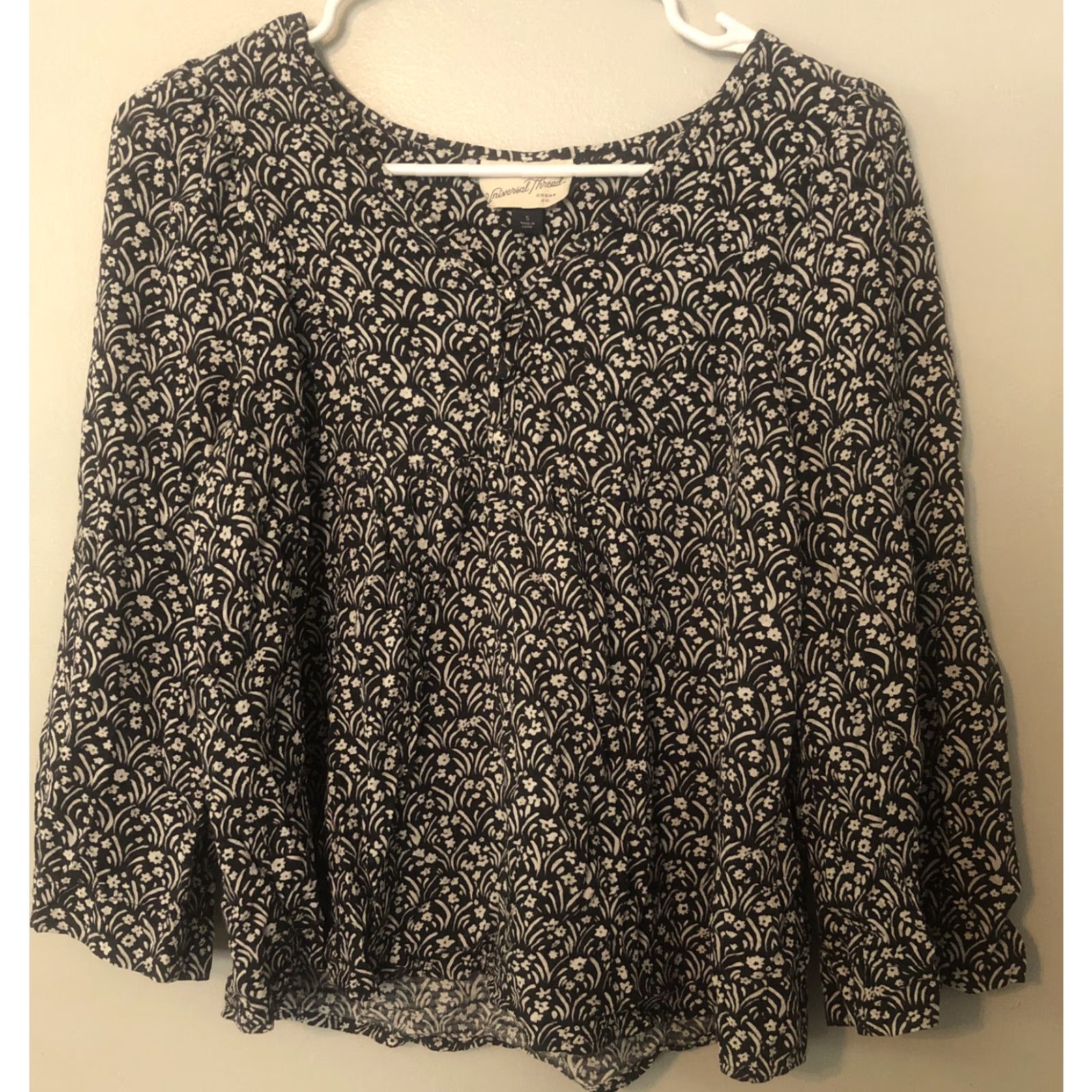 Vintage Universal Thread Womens Small Black White Floral V-Neck Long Sleeve Blouse Shirt Size S / US 4 / IT 40 - 2 Thumbnail