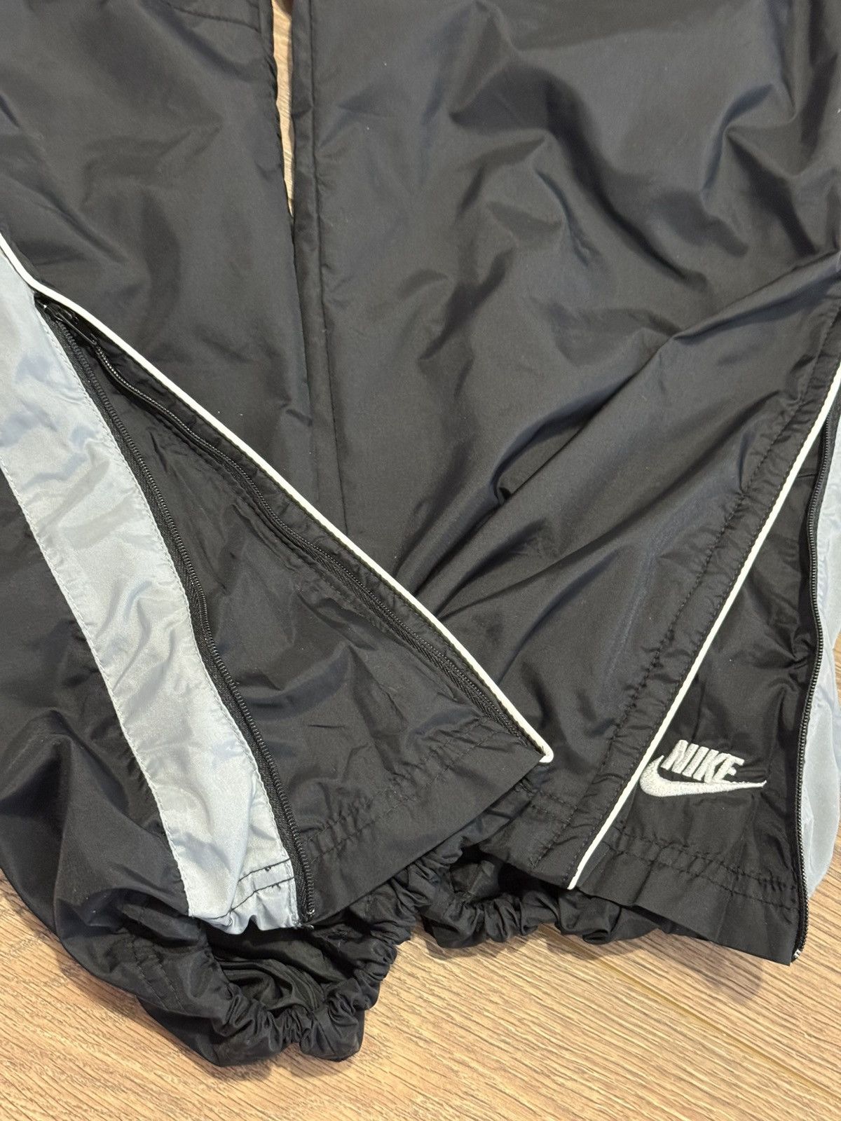 Nike Vintage Nike Nylon Track Pants Black Y2K Size US 32 / EU 48 - 7 Thumbnail