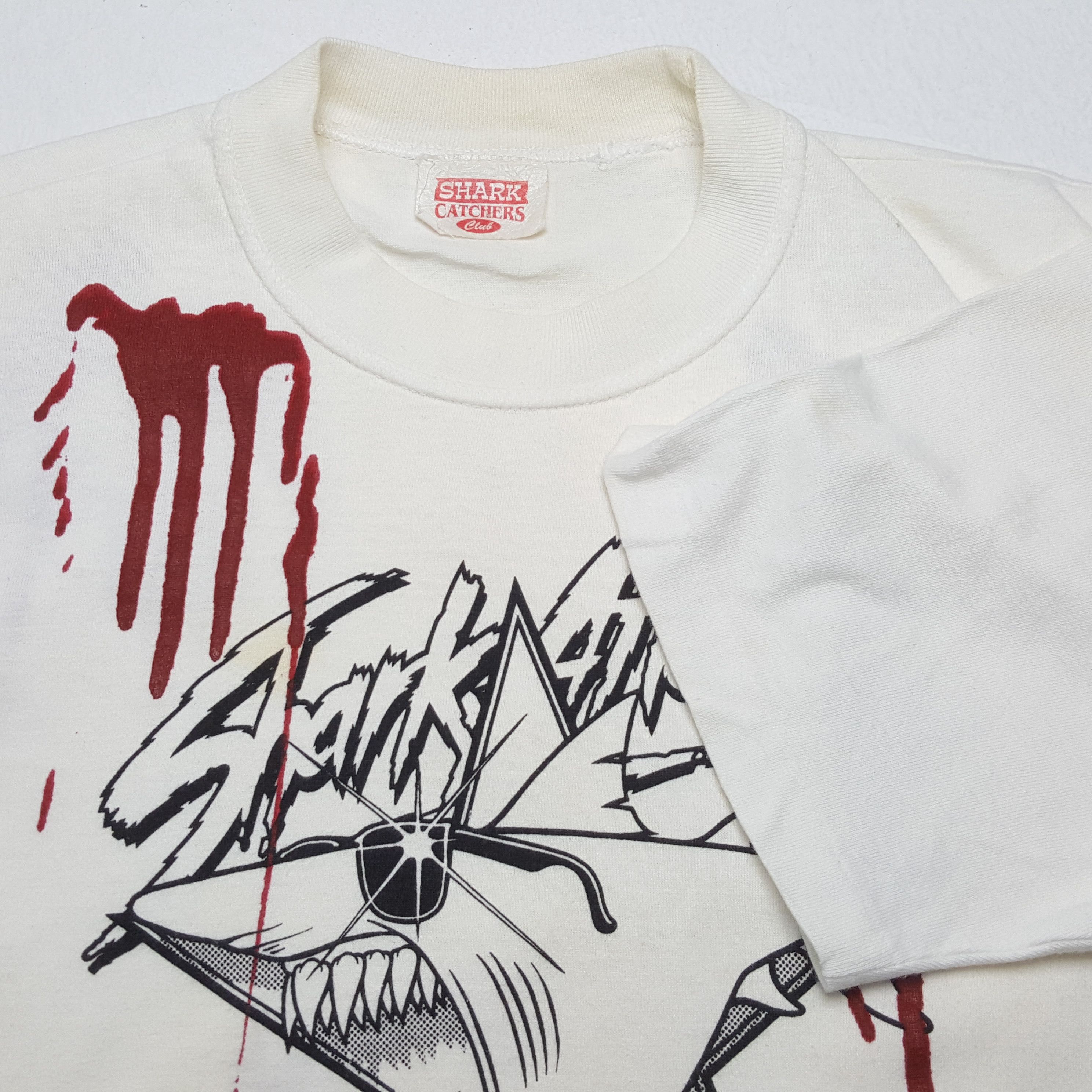 Vintage SHARK CATCHERS CLUB Shark Attack Vintage Tshirt Size US L / EU 52-54 / 3 - 7 Thumbnail
