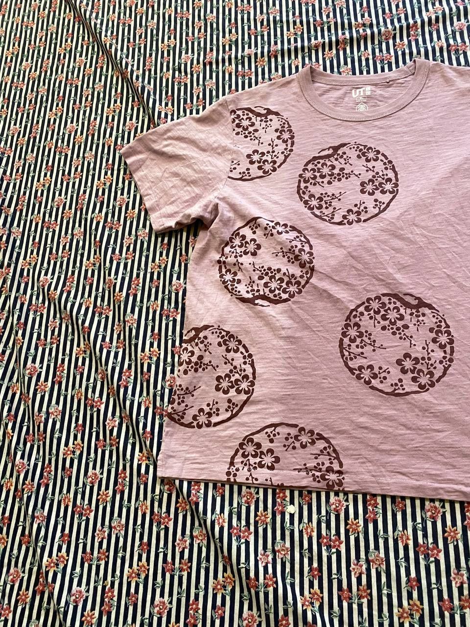Uniqlo Vintage T-Shirt pink big print Uniqlo crazy Y2K size XL Size US XL / EU 56 / 4 - 5 Thumbnail