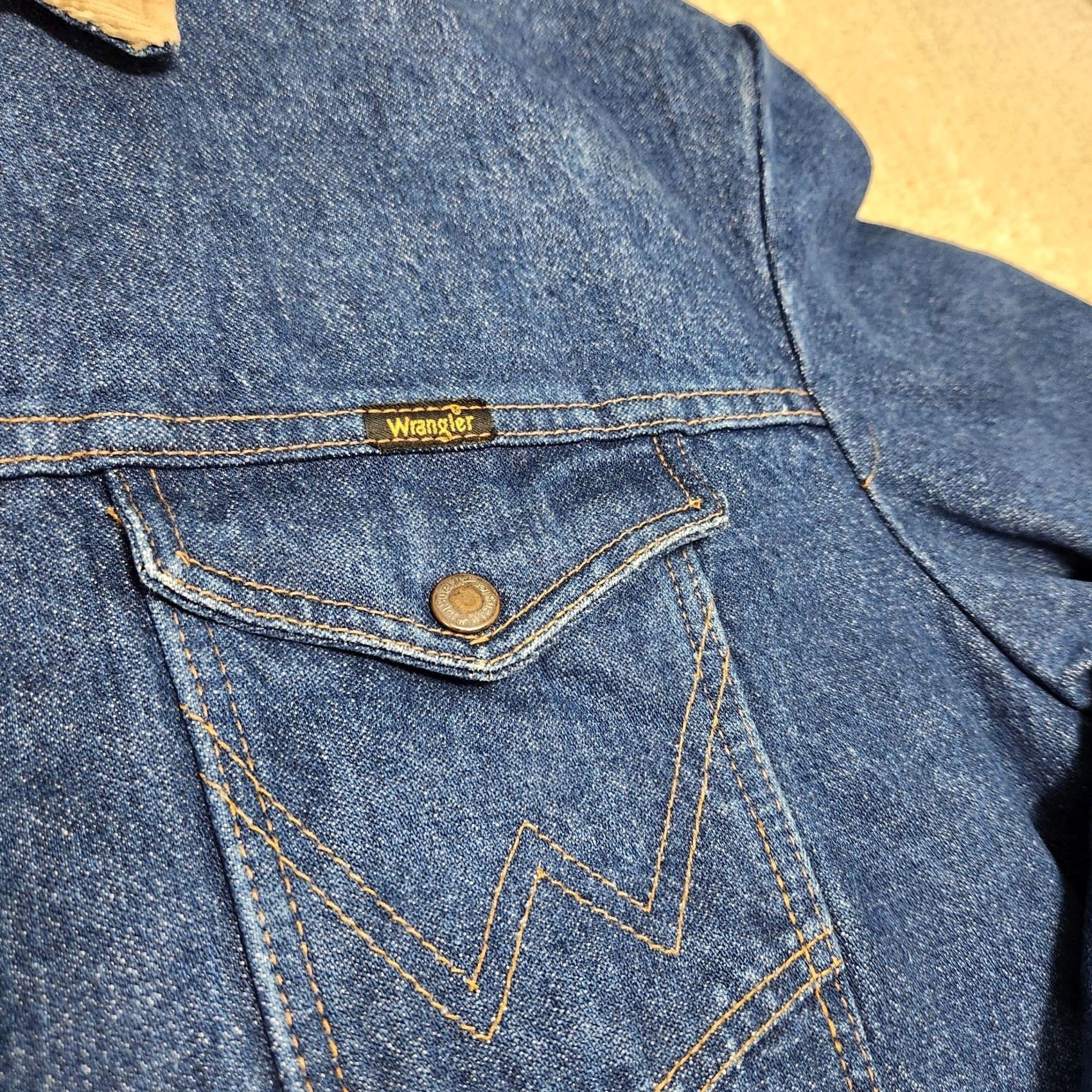 Wrangler VINTAGE Wrangler Denim Trucker Jacket Men 46 Denim Jacket Blue 80s USA Western Rodeo Lined Cardigan Bomber Style Jacket Mens Size 46 Size US S / EU 44-46 / 1 - 4 Thumbnail