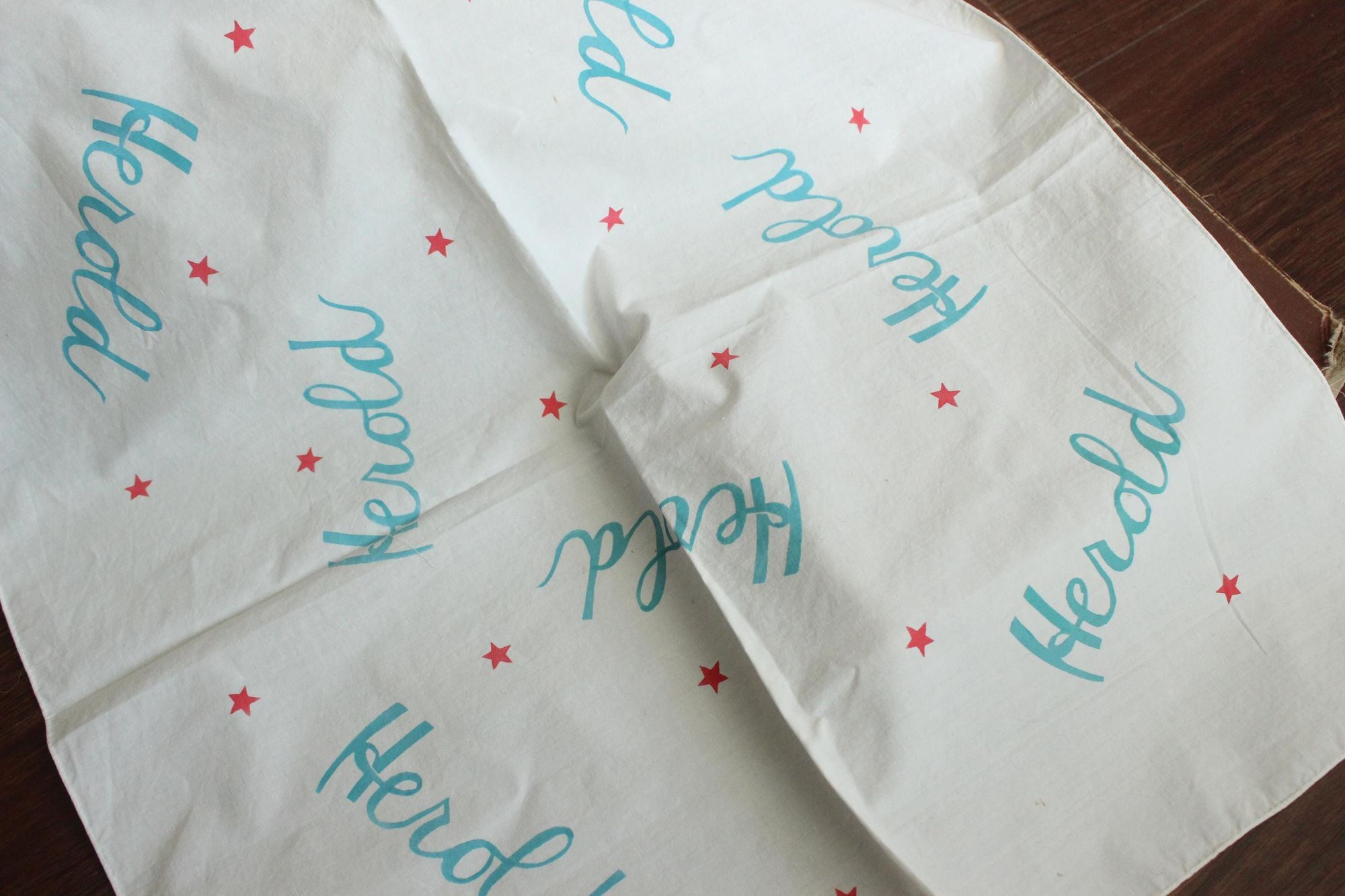 Vintage Vintage 1950s Men's Handkerchief, Herold White Cotton with B Size ONE SIZE - 7 Thumbnail