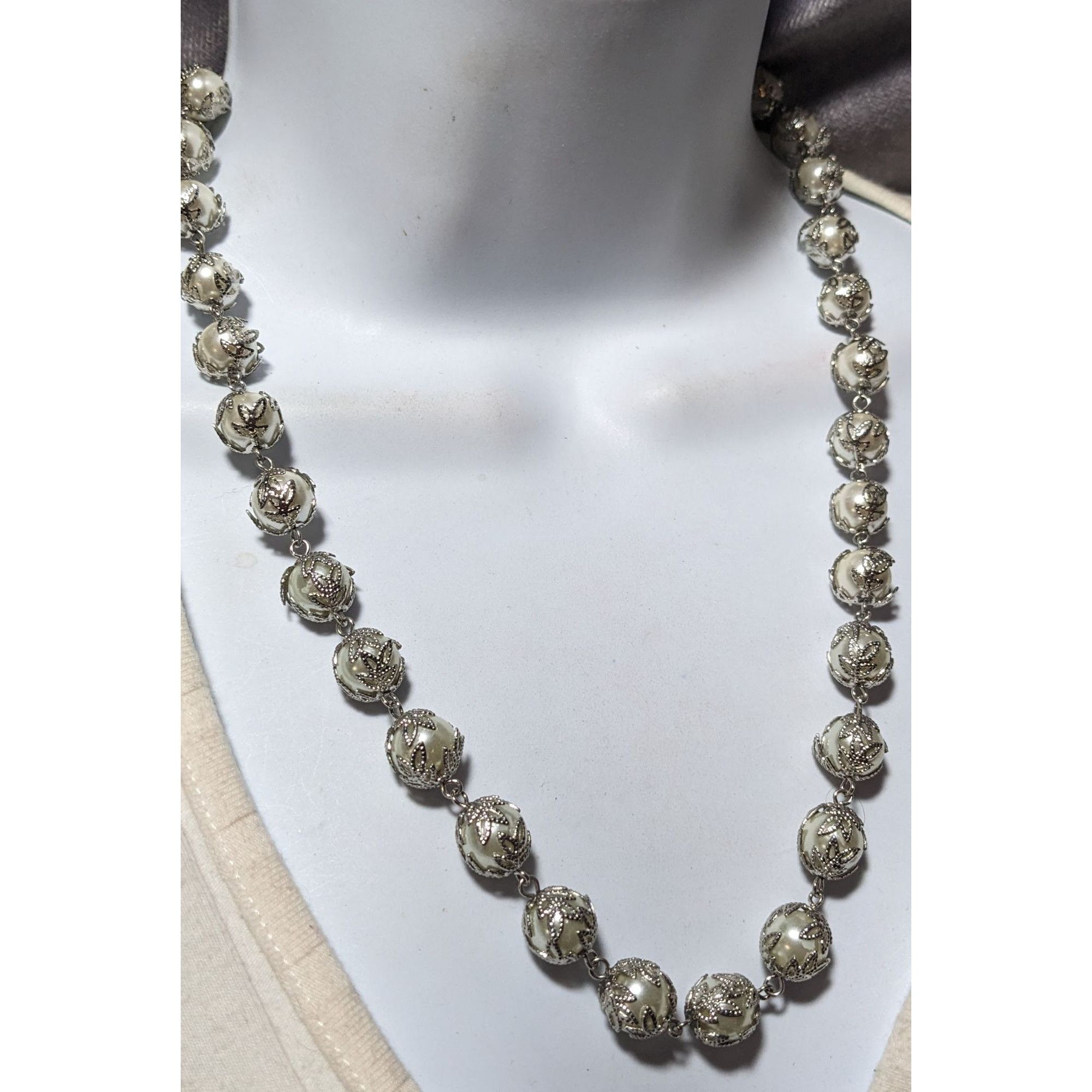Other Whimsical Silver Leaf Capped Faux Pearl Necklace Size ONE SIZE - 6 Thumbnail