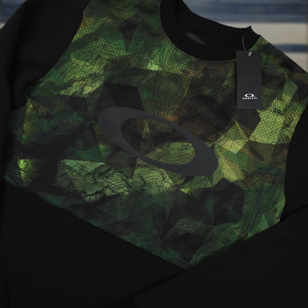Oakley NWT Oakley Mens Large Sweatshirt Topographic Logo Black Pullover Sweatshirt Mens Size L Black Oakley Topographic Logo Sweatshirt 10/10 Size US L / EU 52-54 / 3 - 1 Thumbnail