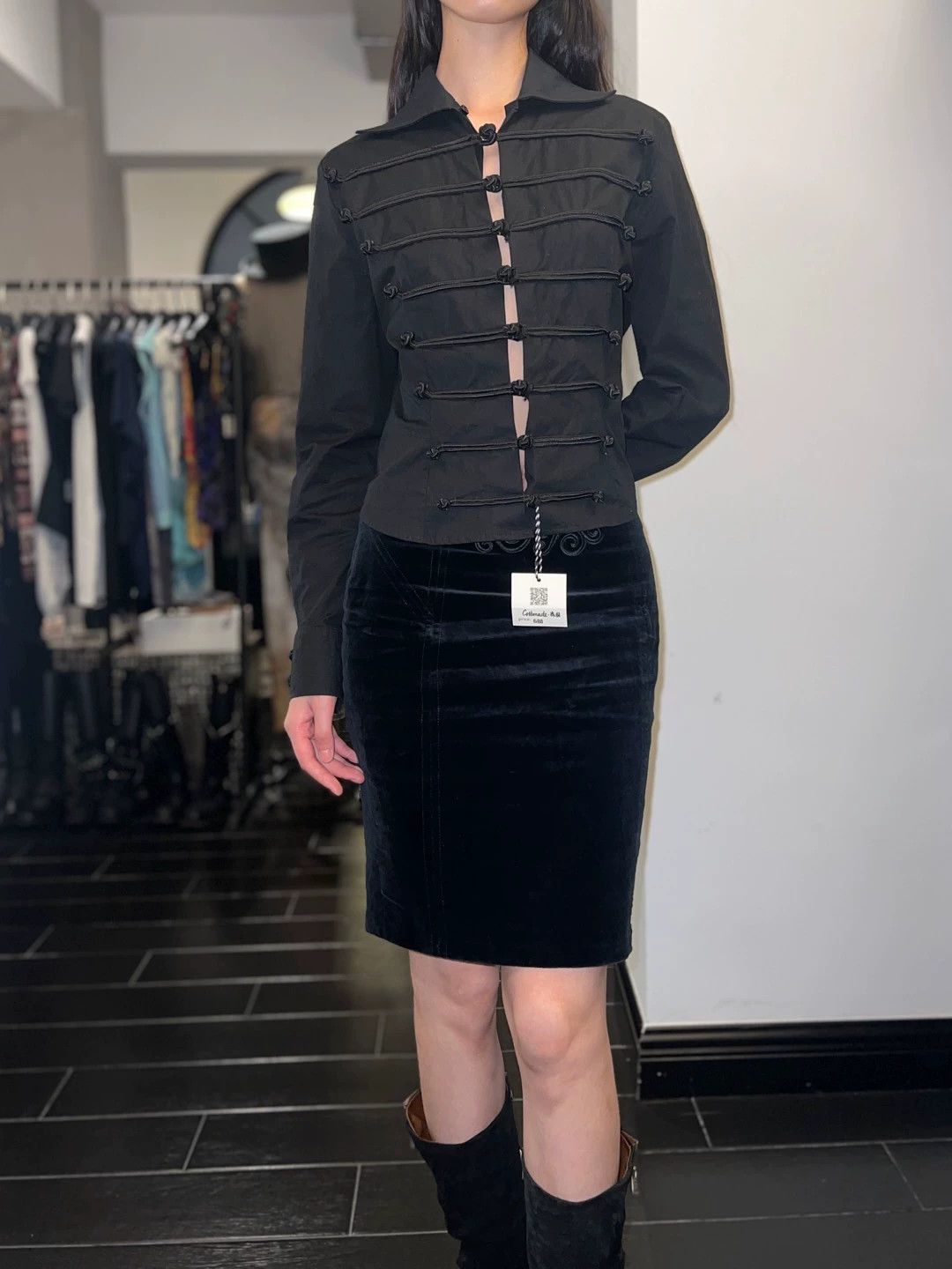 Burberry Burberry Vintage Velvet Embroidered Bodycon Skirt Size 42 Size 28" / US 6 / IT 42 - 6 Thumbnail