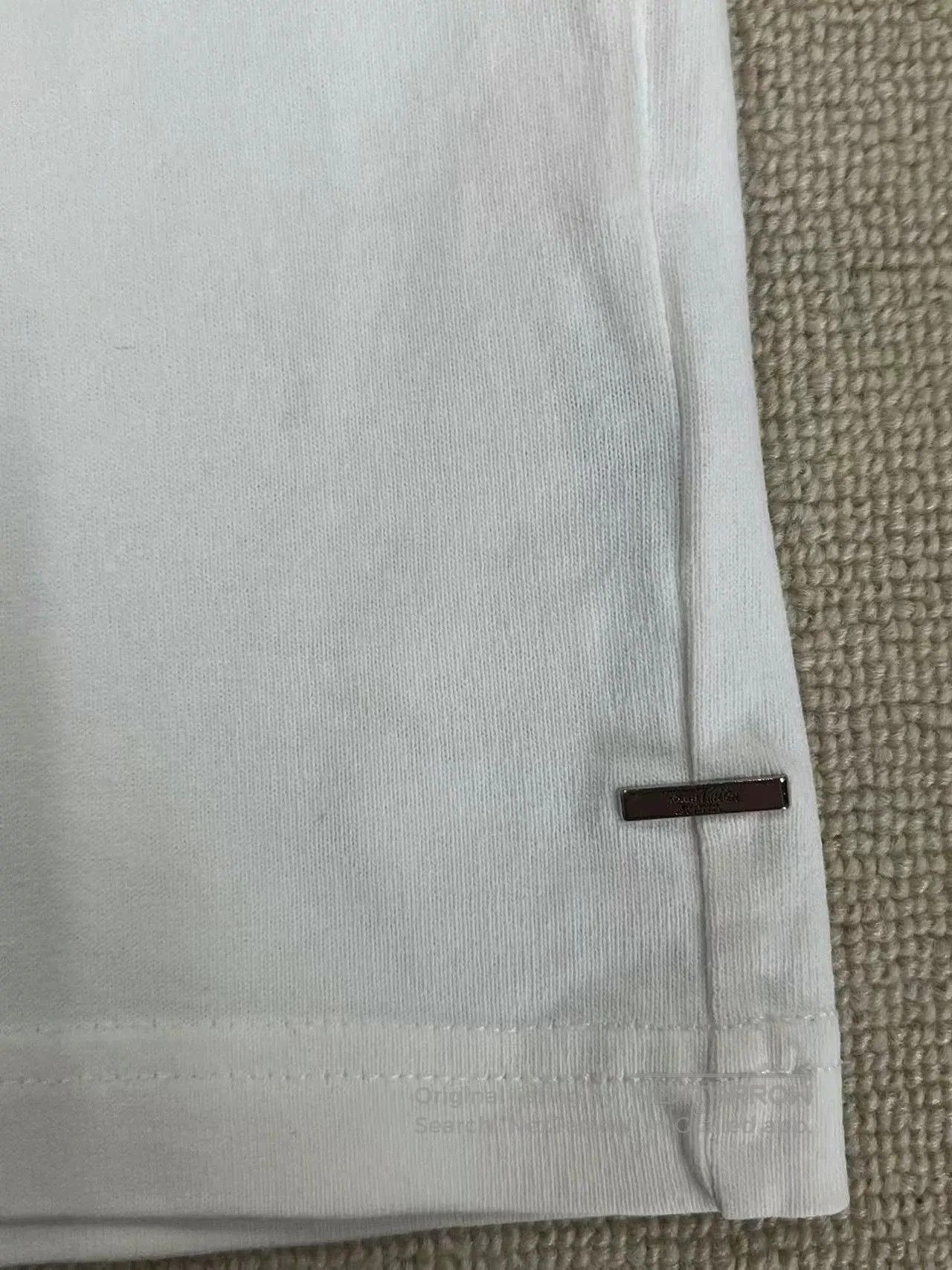 Louis Vuitton louis vuitton white logo short sleeve t. Size US S / EU 44-46 / 1 - 3 Thumbnail