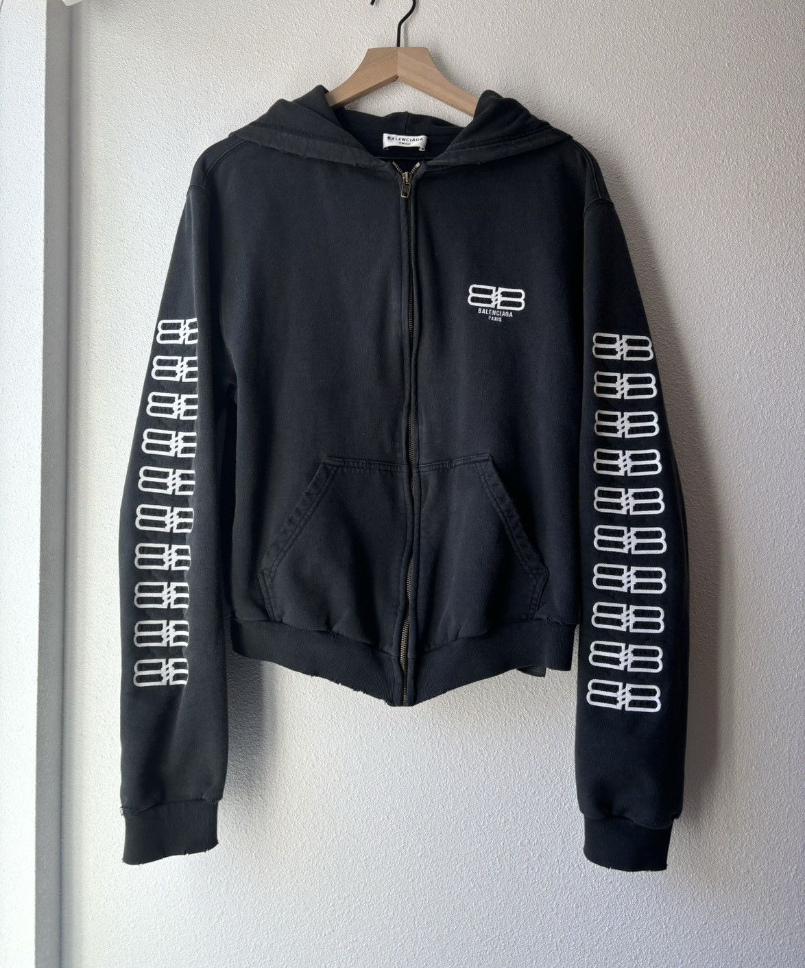 Balenciaga BB paris ジップアップパーカー Paris Moon Outerwear Zip-up Hoodie Oversized in Black Faded