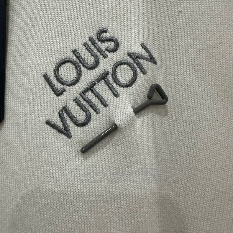 Louis Vuitton Louis Vuitton White pin short sleeve Size US M / EU 48-50 / 2 - 4 Thumbnail