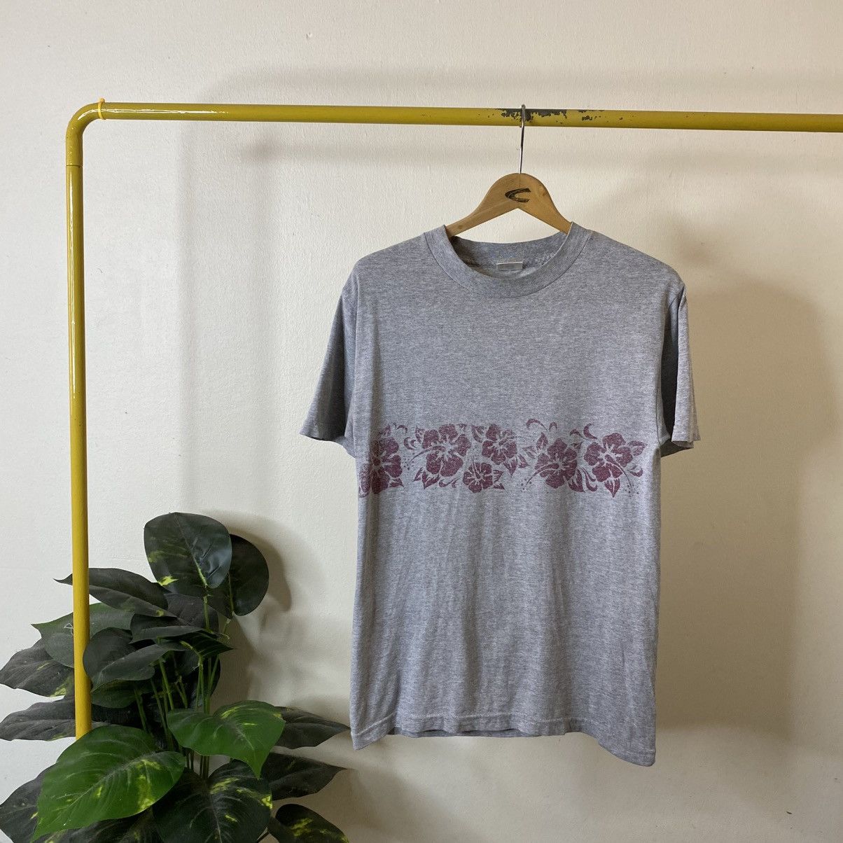 Vintage 1990s Hawaiian Motive Surf Tribal Surfing Tee Streetwear Size US S / EU 44-46 / 1 - 1 Thumbnail