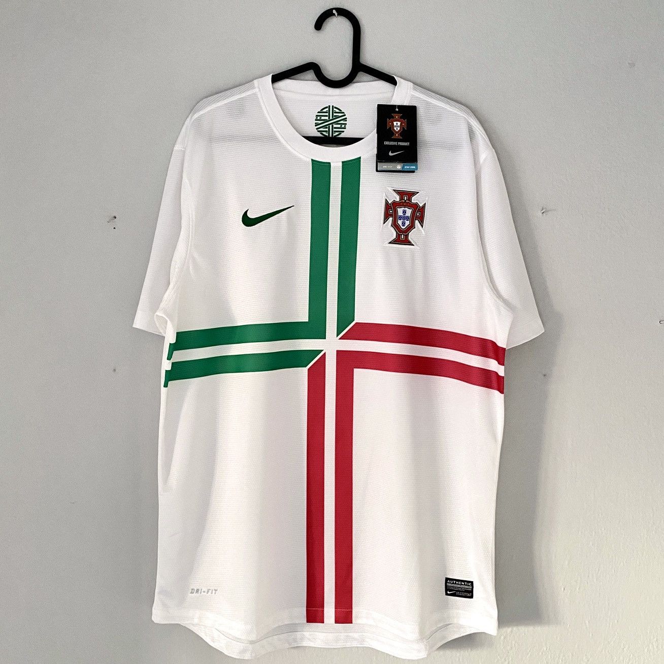 Nike NEW 2012 2014 Portugal National Nike Away Kit Soccer Jersey Size US L / EU 52-54 / 3 - 3 Thumbnail
