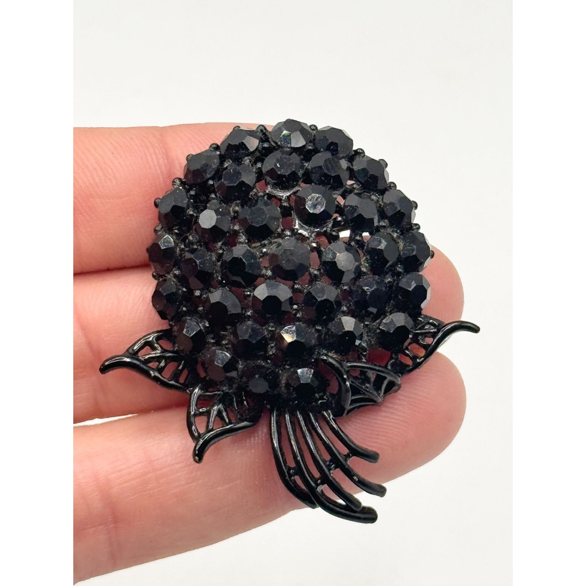 Vintage Vintage black glass rhinestone Japanned flower brooch pin Size ONE SIZE - 3 Thumbnail