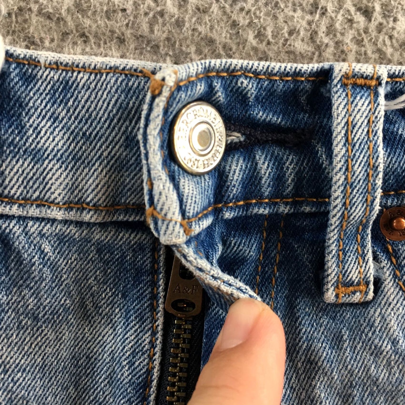 Abercrombie & Fitch Abercrombie & Fitch Mom Short Womens 26/2 Blue High Rise Zip Fly -- 27x2.5 Denim 5-Pocket Regular Mens? Size 26" / US 2 / IT 38 - 6 Thumbnail
