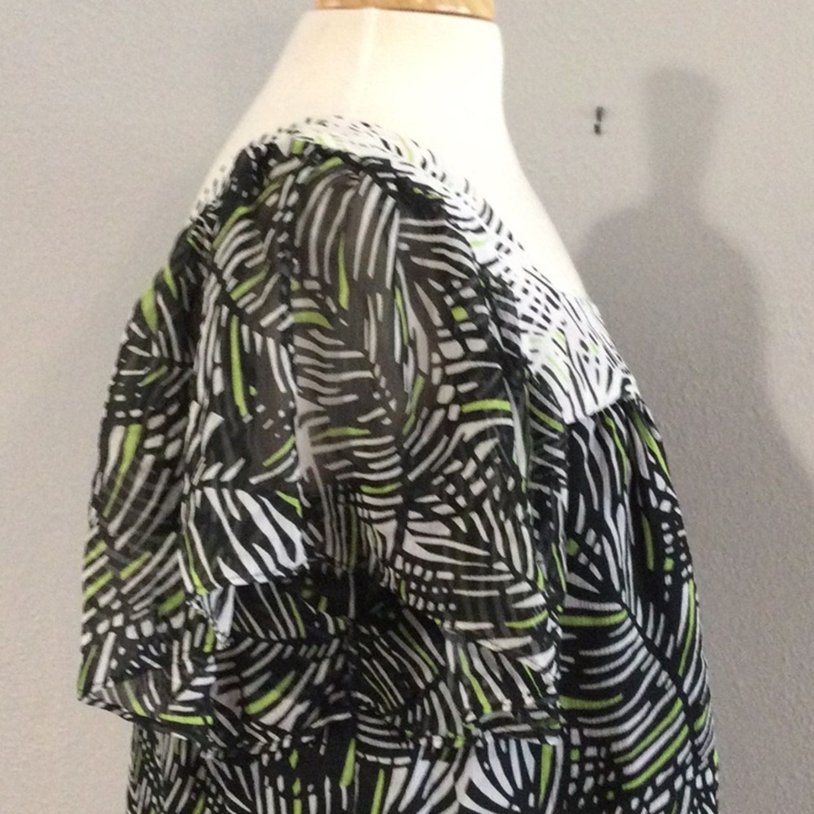Worthington Worthington Foliage Print Flutter Sleeve Square Neck Top L Size L / US 10 / IT 46 - 5 Thumbnail
