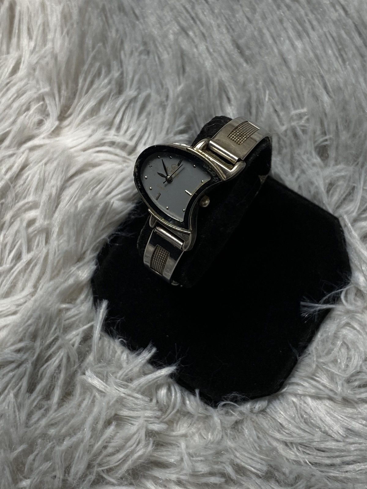 Vintage Elegant Curved Dial Rare Watch – Japanese Style Size ONE SIZE - 1 Thumbnail