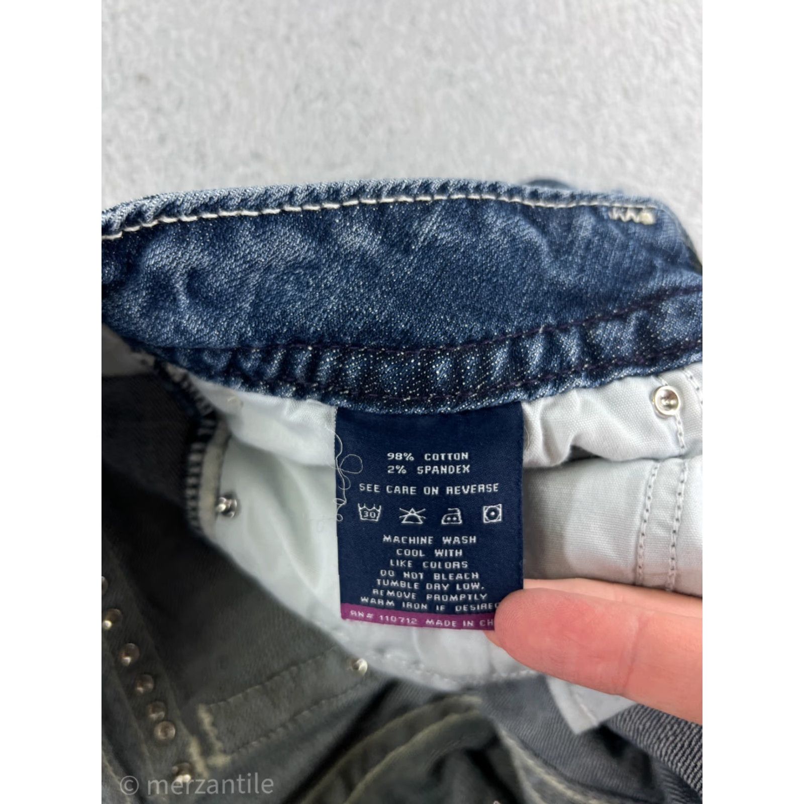 Vintage VIGOSS Womens Capri Pants 3 Blue Denim Low Rise Embroidered Rhinestone Stretch Casual Classic Size 26" / US 2 / IT 38 - 5 Thumbnail