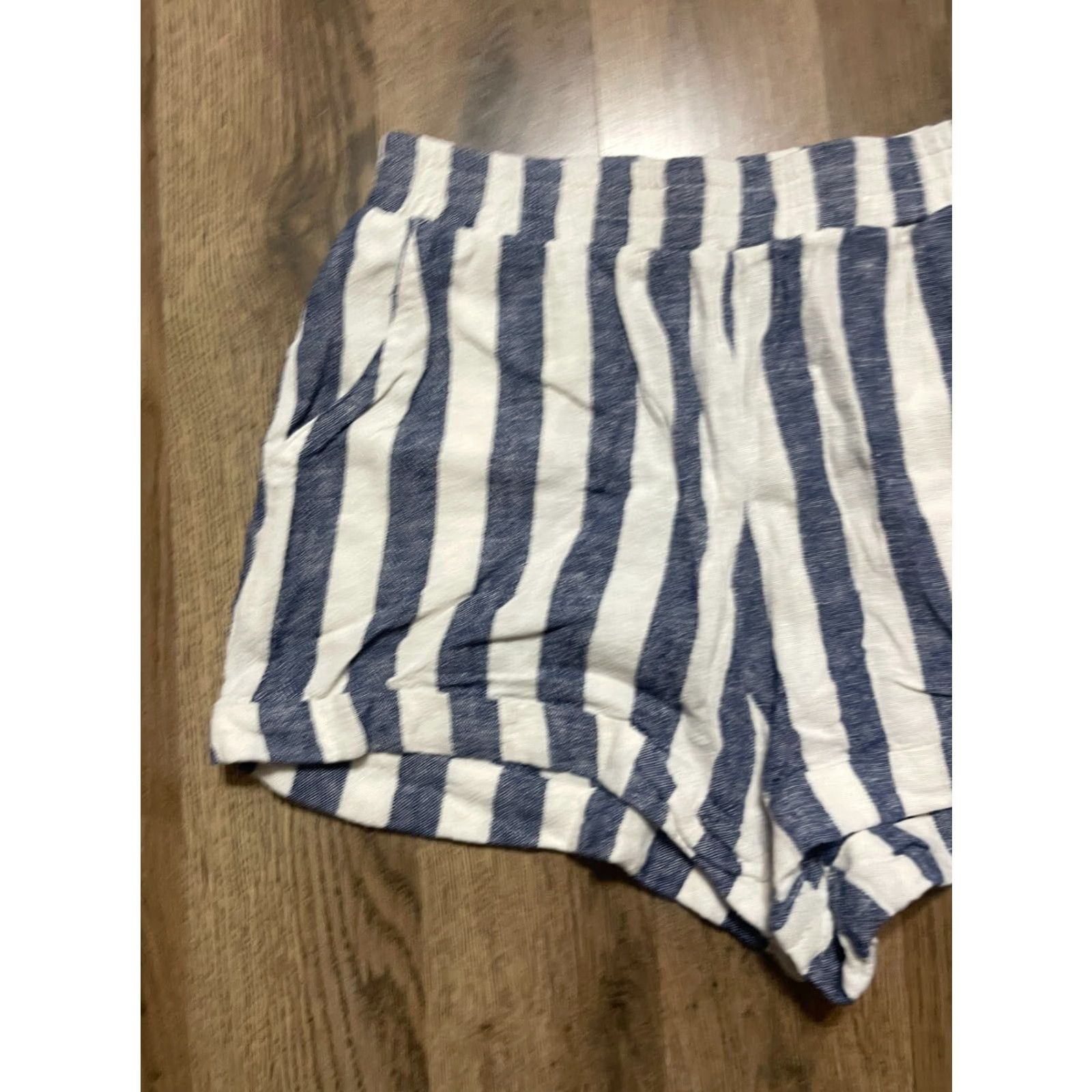 Forever 21 FOREVER 21 Shorts Women Small White Blue Striped Linen Blend Paperbag Casual Modern Women Size 28" / US 6 / IT 42 - 3 Thumbnail