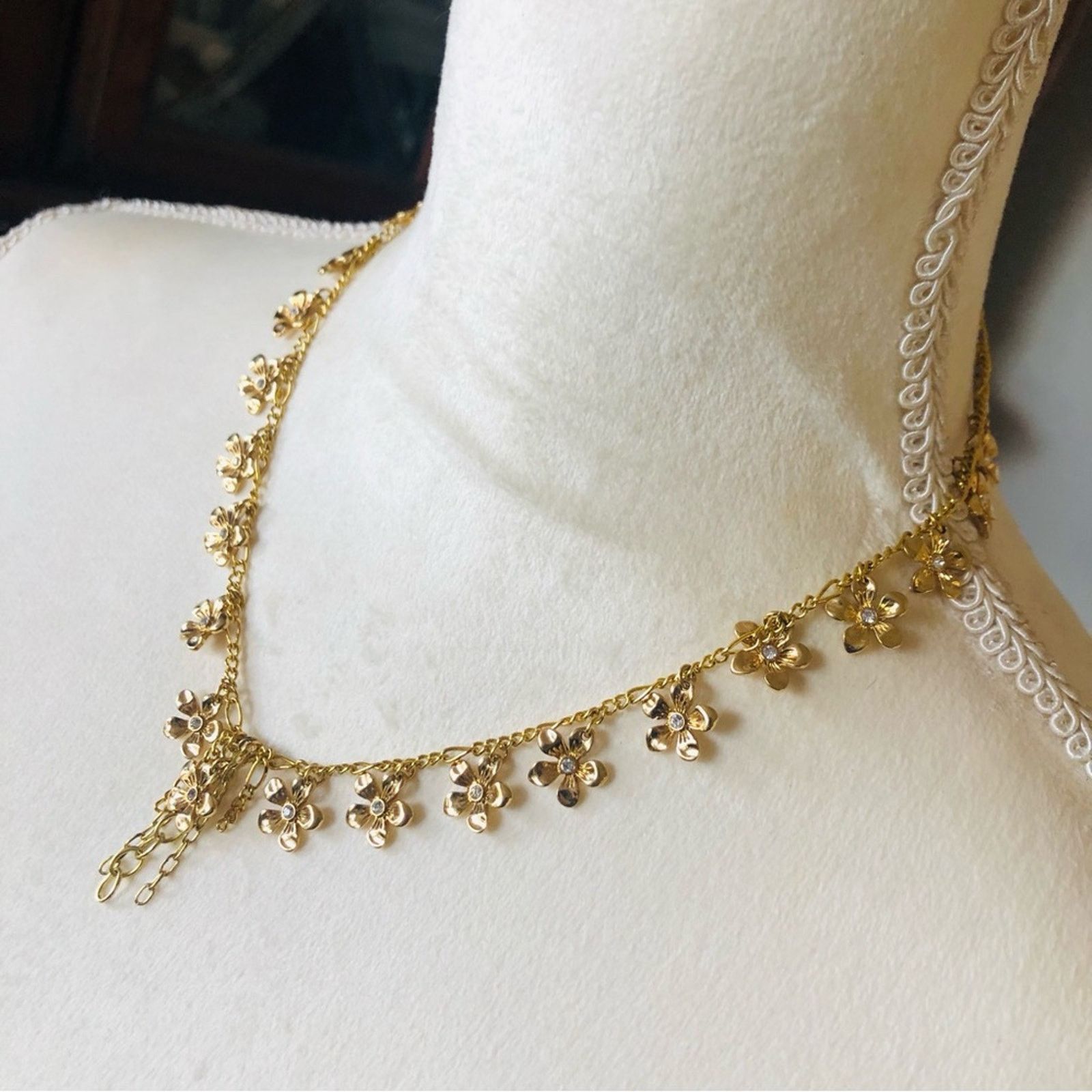 Vintage Vintage clear rhinestone accent flower necklace Size ONE SIZE - 4 Thumbnail