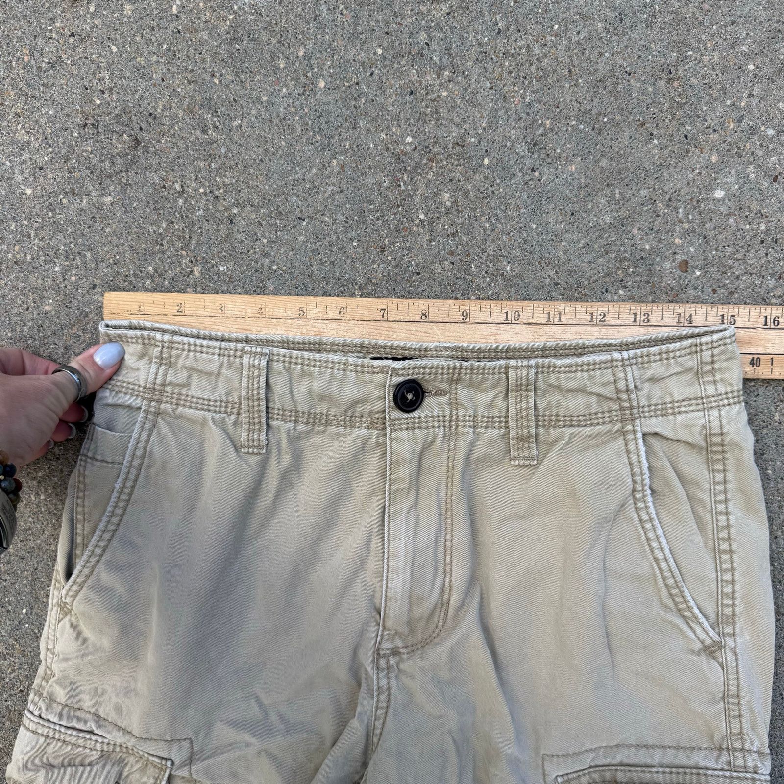 American Eagle Outfitters American Eagle Classic Tan Cargo Shorts Size 28 Size US 28 / EU 44 - 4 Thumbnail